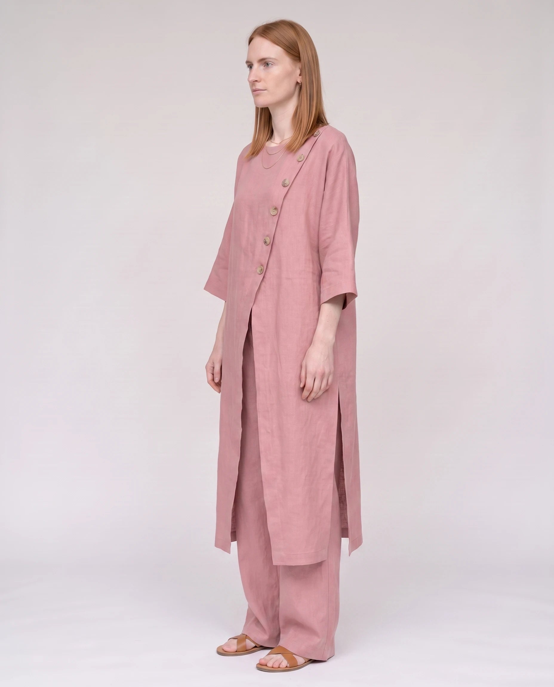 Ensemble tunique longue en lin et pantalon large Rose vue de profil studio - Ombeline | Zolena