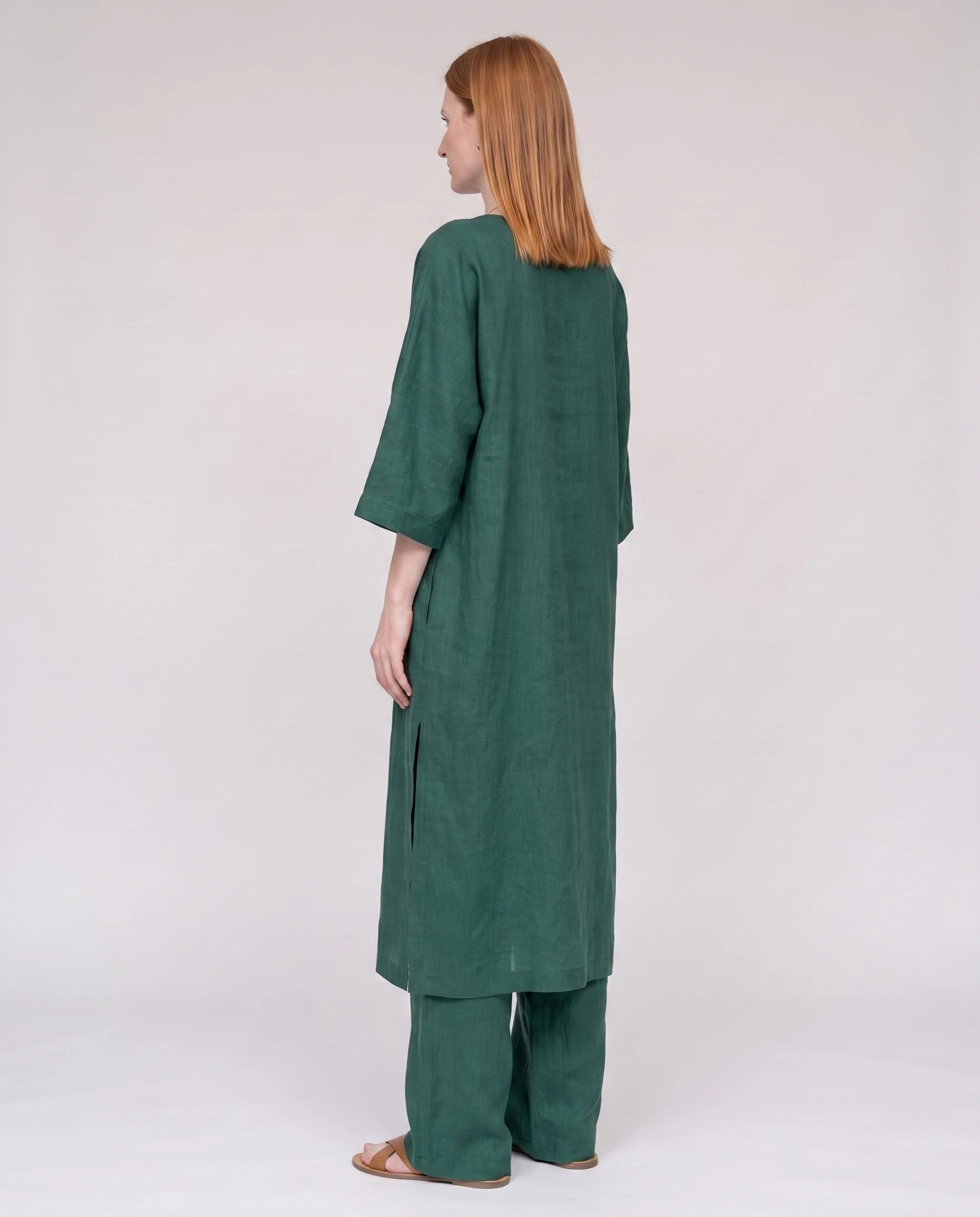 Ensemble tunique longue en lin et pantalon large Vert vue trois-quarts dos studio - Ombeline | Zolena