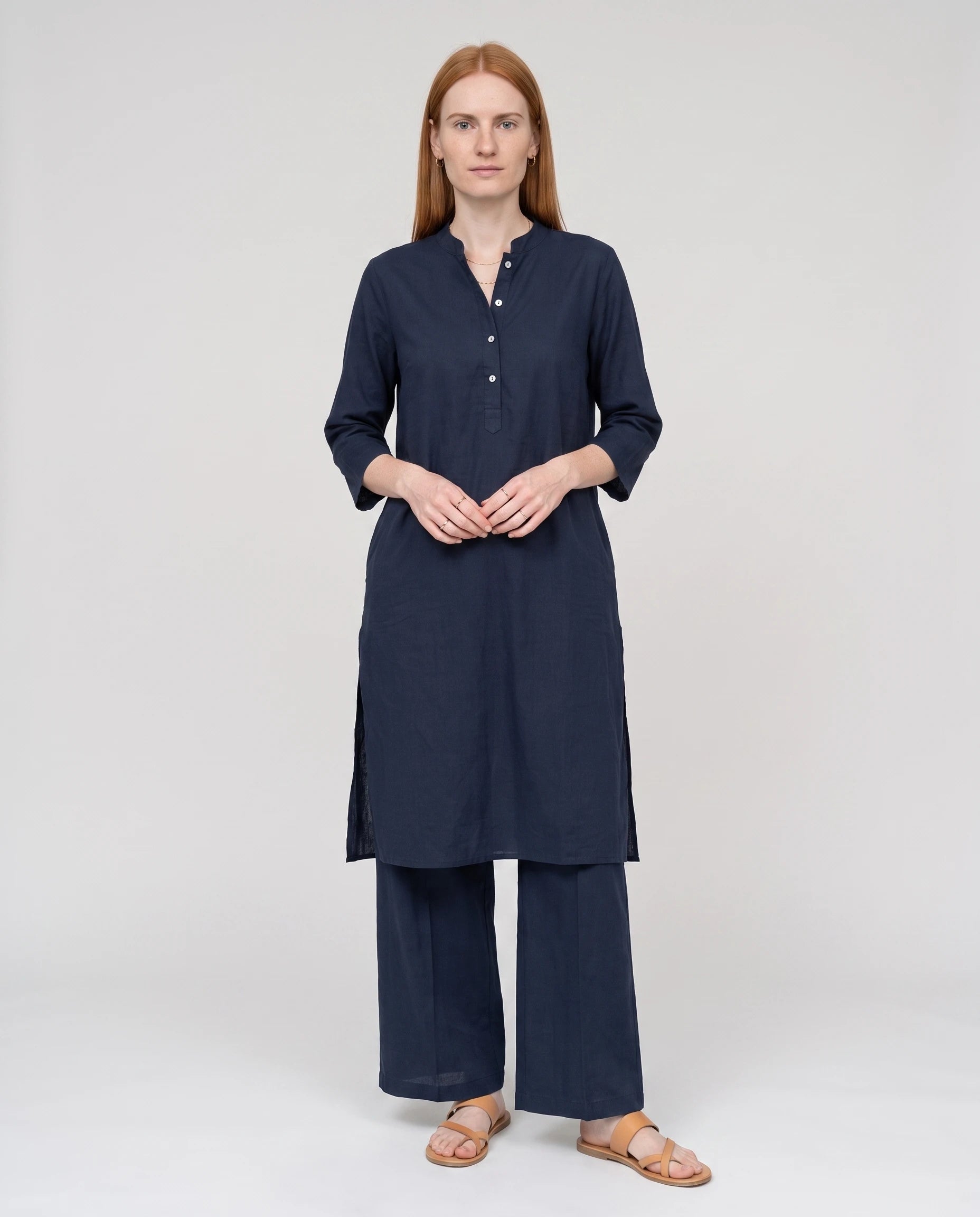 Ensemble tunique col mandarin et pantalon large Guillemette — Bleu Marine — vue face studio