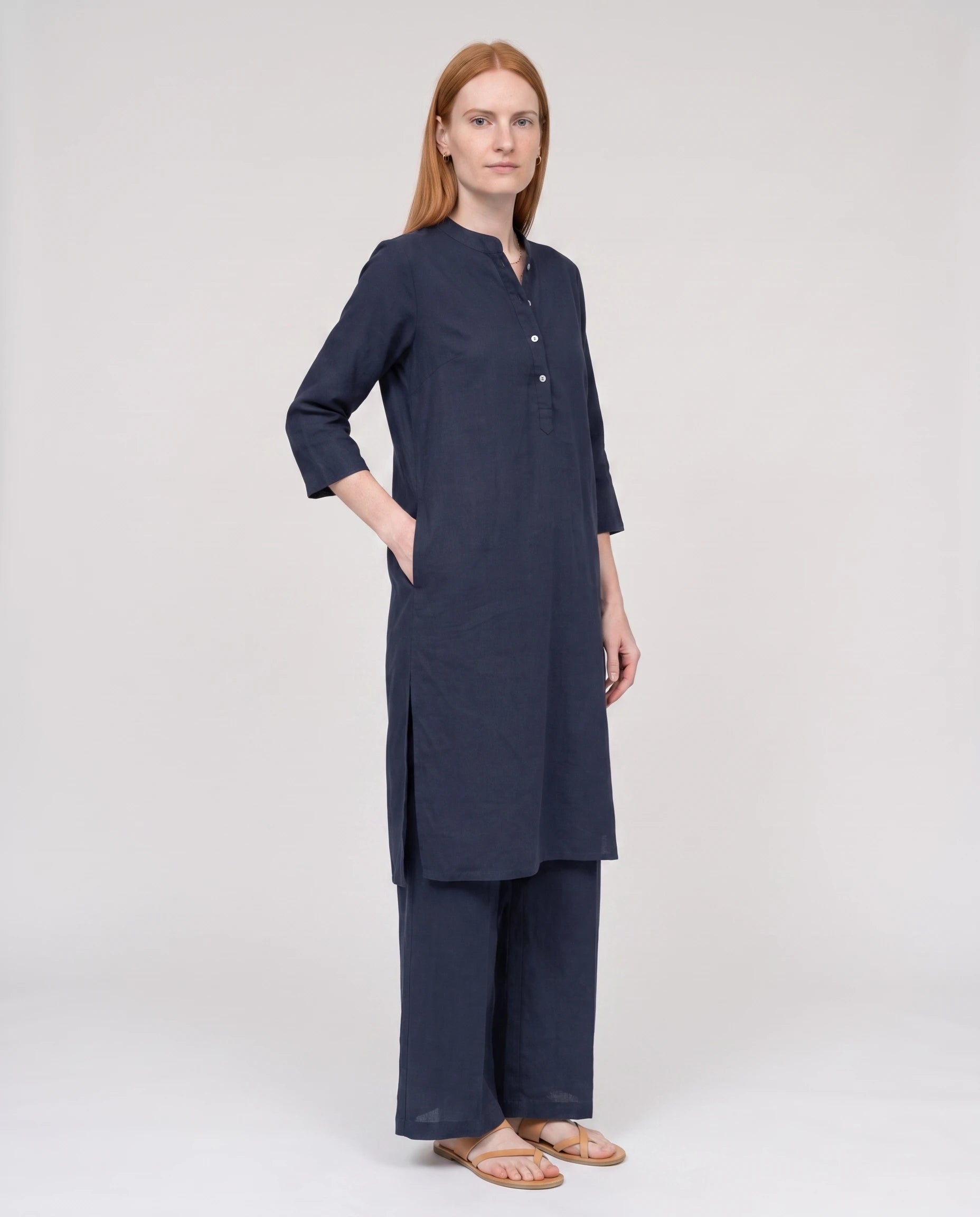 Ensemble tunique col mandarin et pantalon large Guillemette — Bleu Marine — vue studio pose