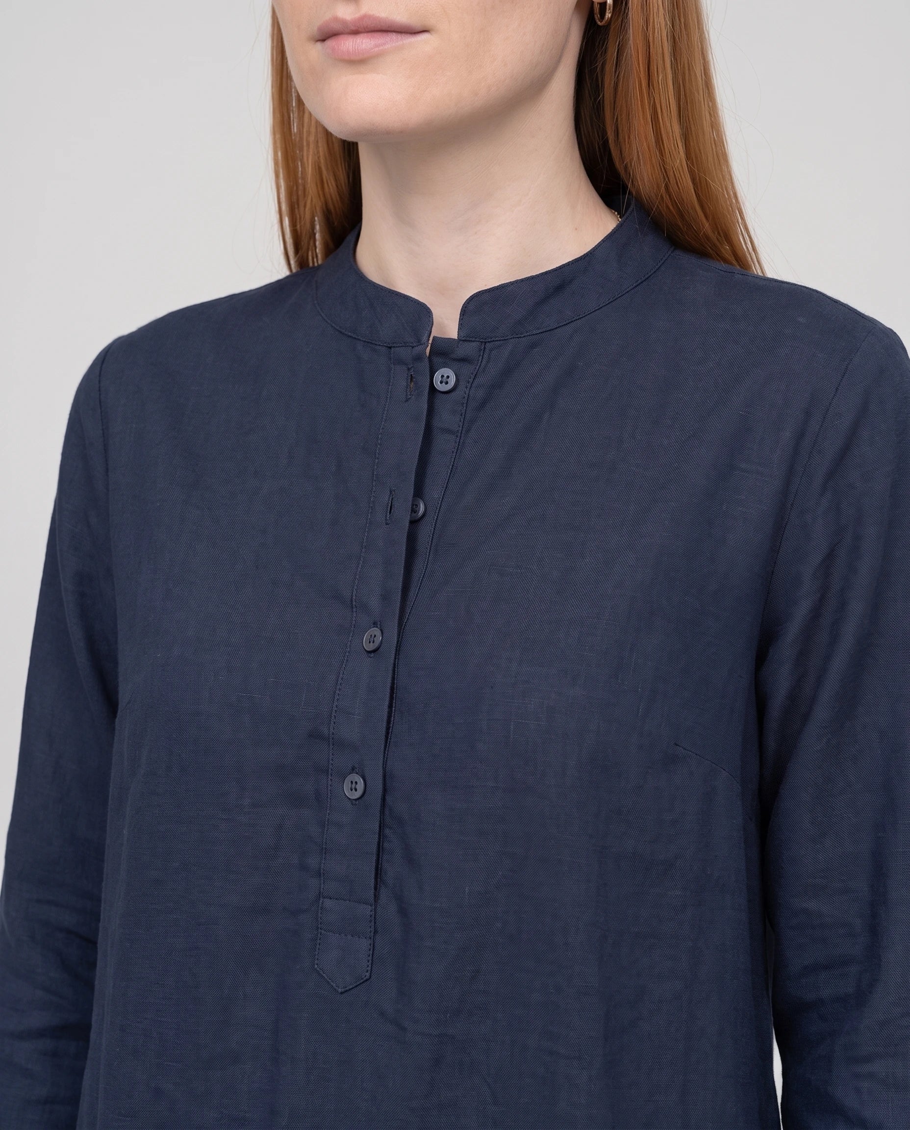 Ensemble tunique col mandarin et pantalon large Guillemette — Bleu Marine — détail col mandarin