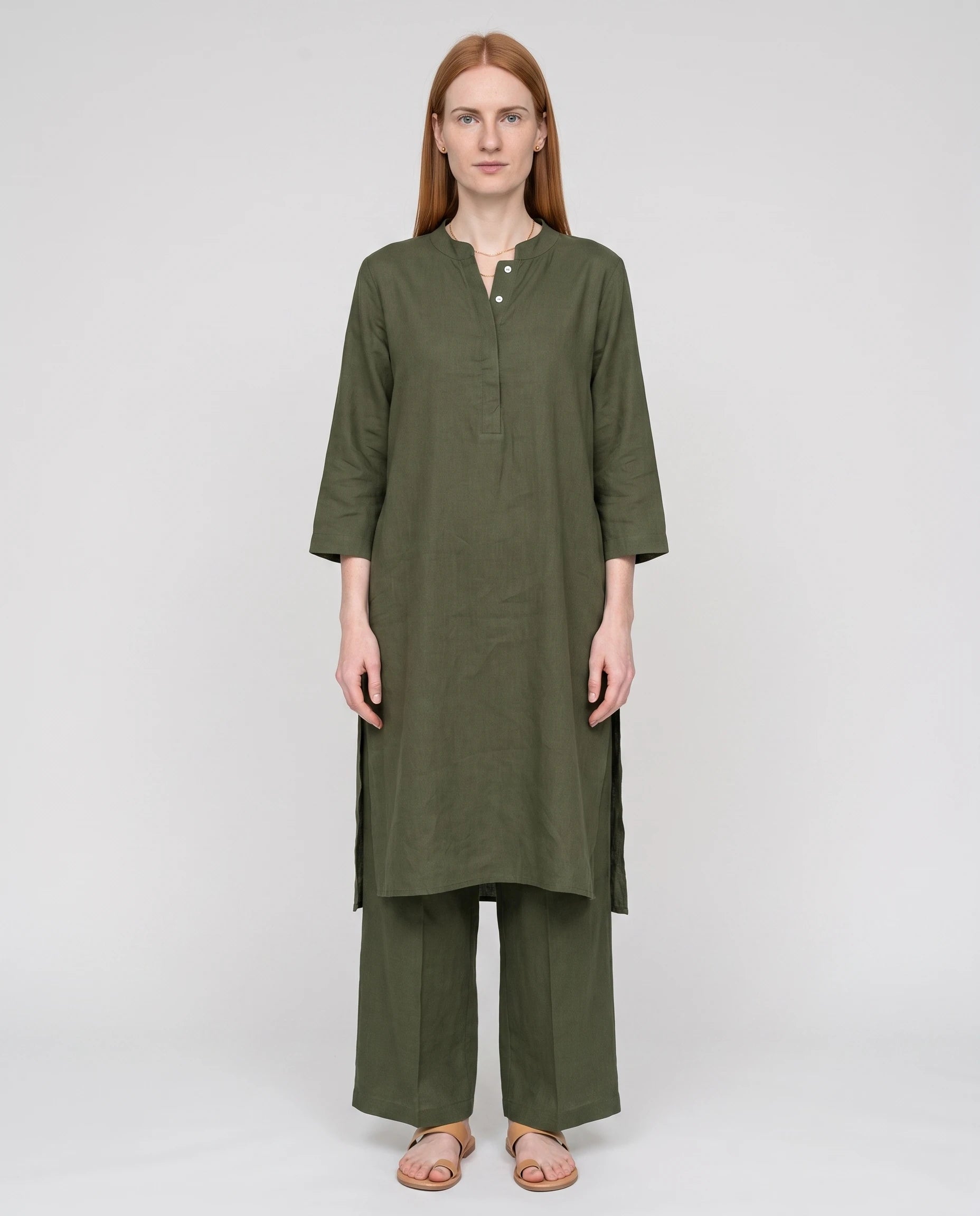 Ensemble tunique col mandarin et pantalon large Guillemette — Vert Olive — vue face studio