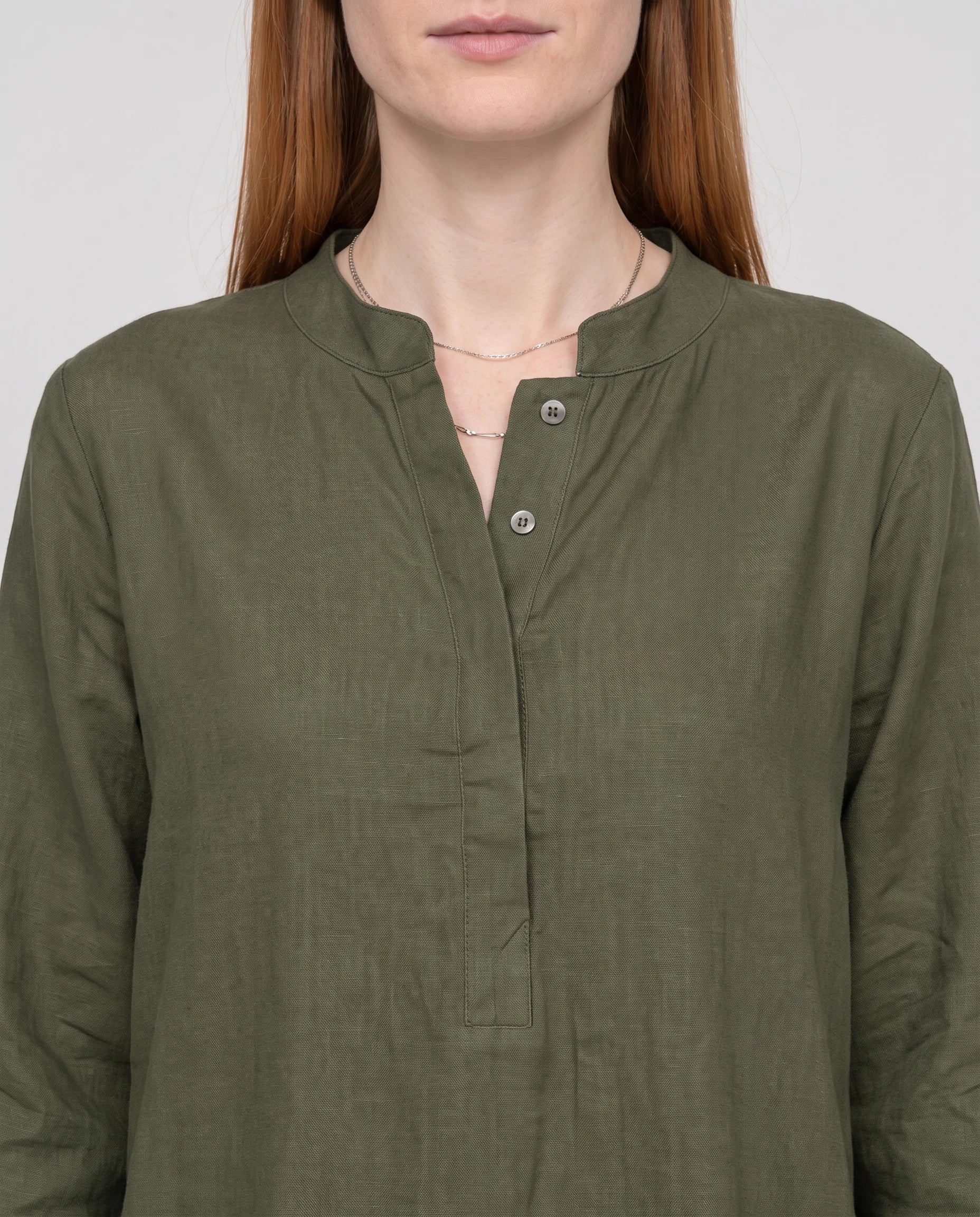 Ensemble tunique col mandarin et pantalon large Guillemette — Vert Olive — détail col mandarin