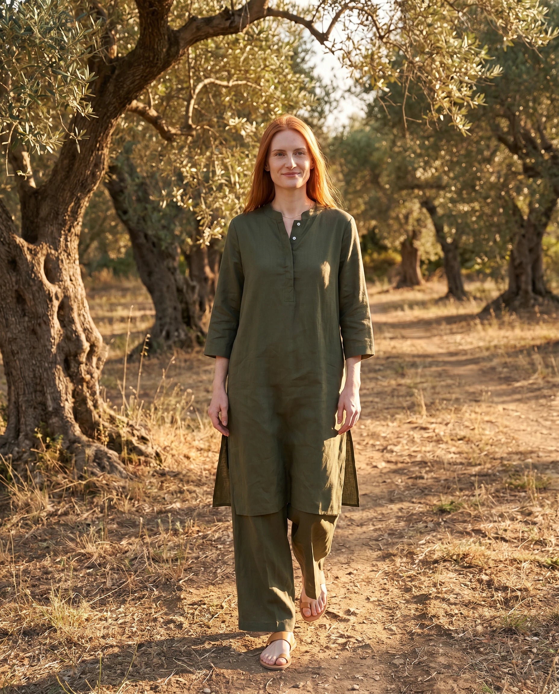 Ensemble tunique col mandarin et pantalon large Guillemette — Vert Olive — portée, lifestyle