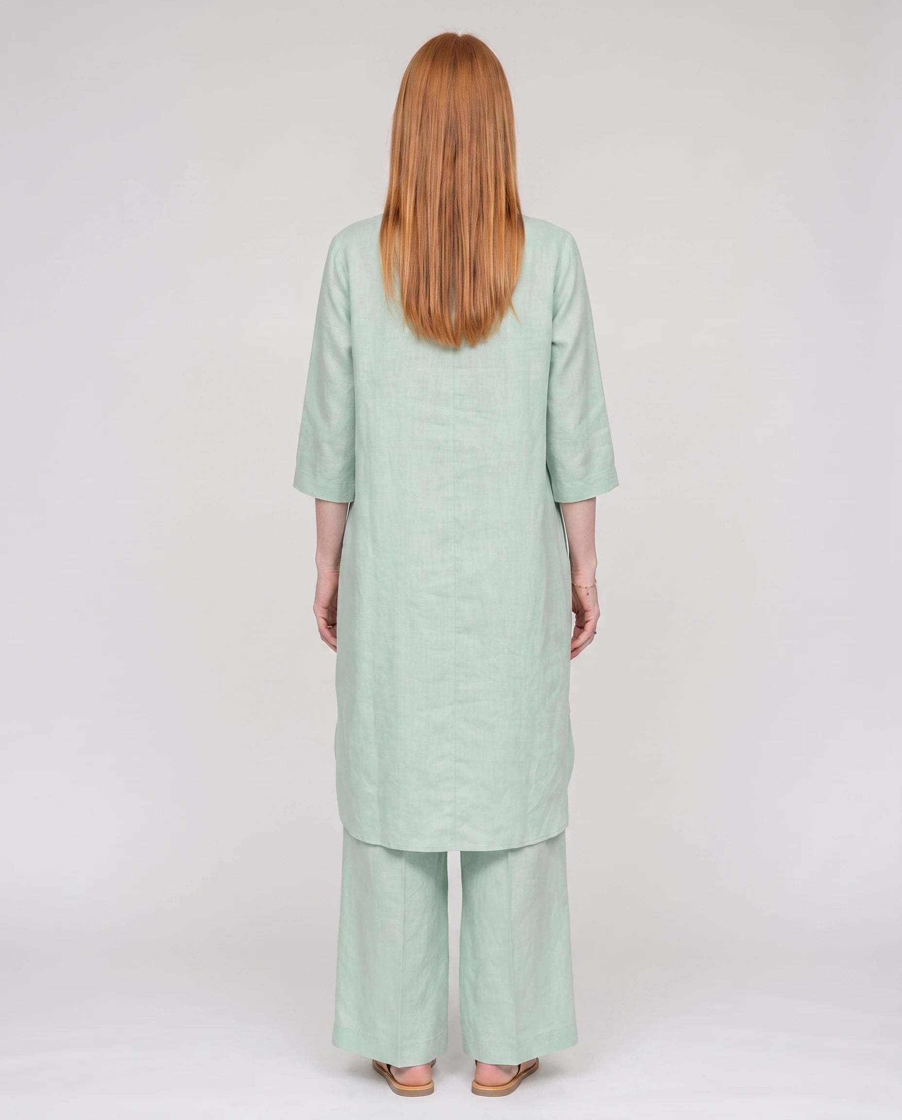 Ensemble tunique col mandarin et pantalon large Guillemette — Vert — vue dos studio