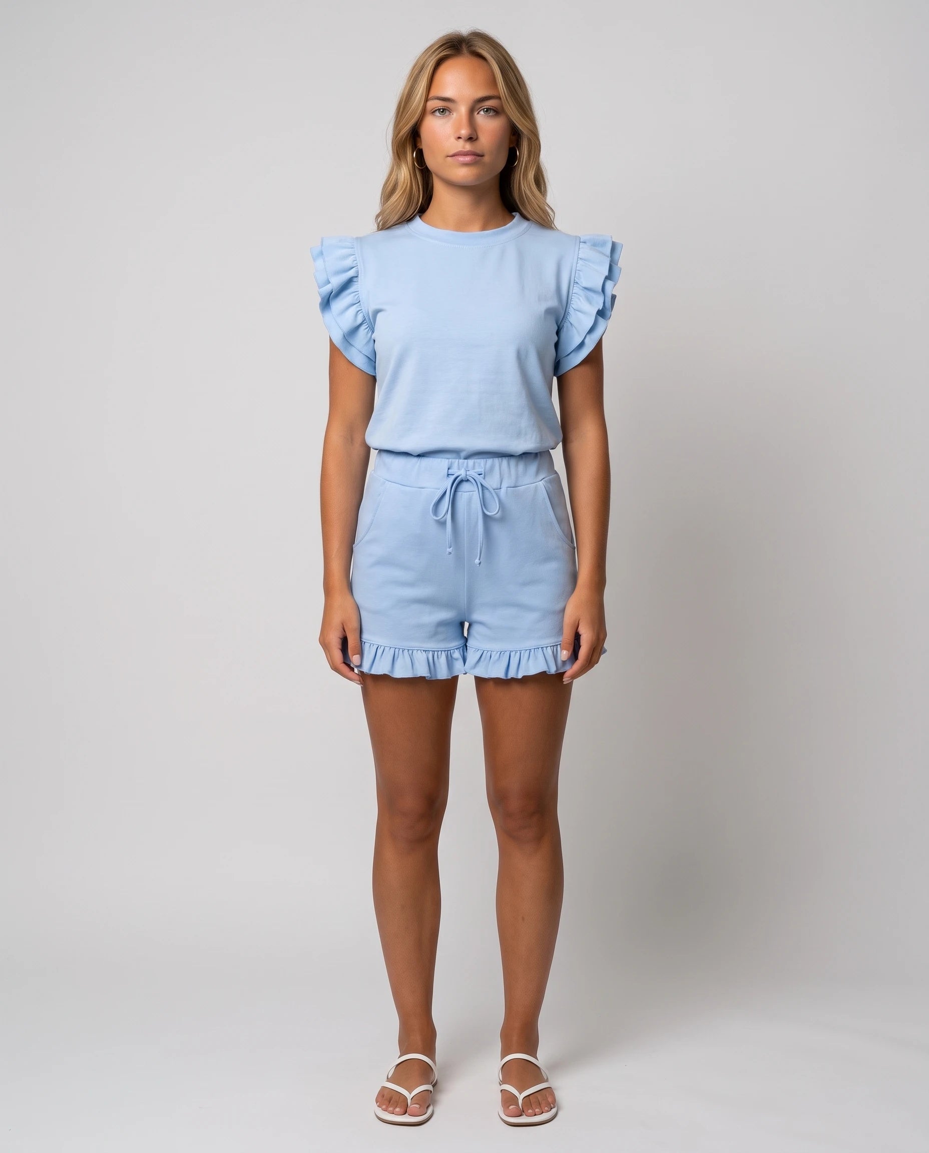 Ensemble top à volants et short Pétronille — Bleu Ciel — vue face studio