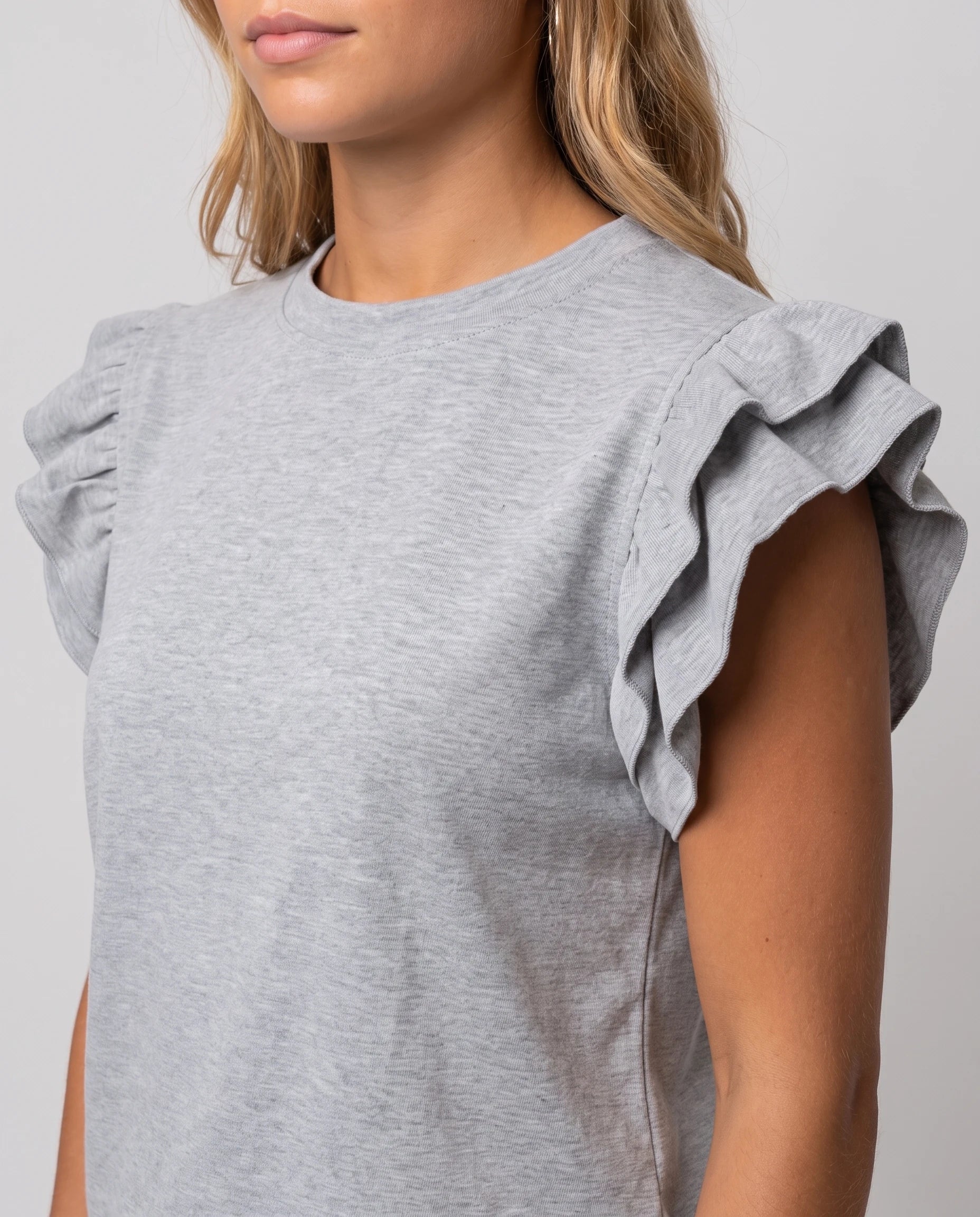 Ensemble top à volants et short Pétronille — Gris — détail volants d'épaule