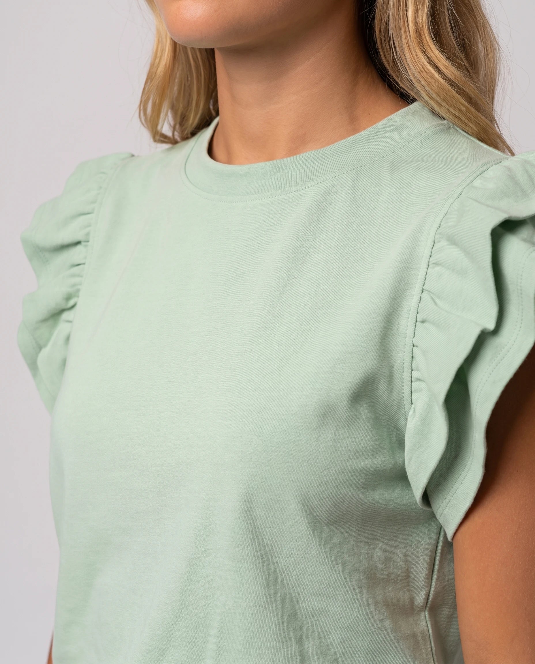 Ensemble top à volants et short Pétronille — Menthe — détail volants d'épaule