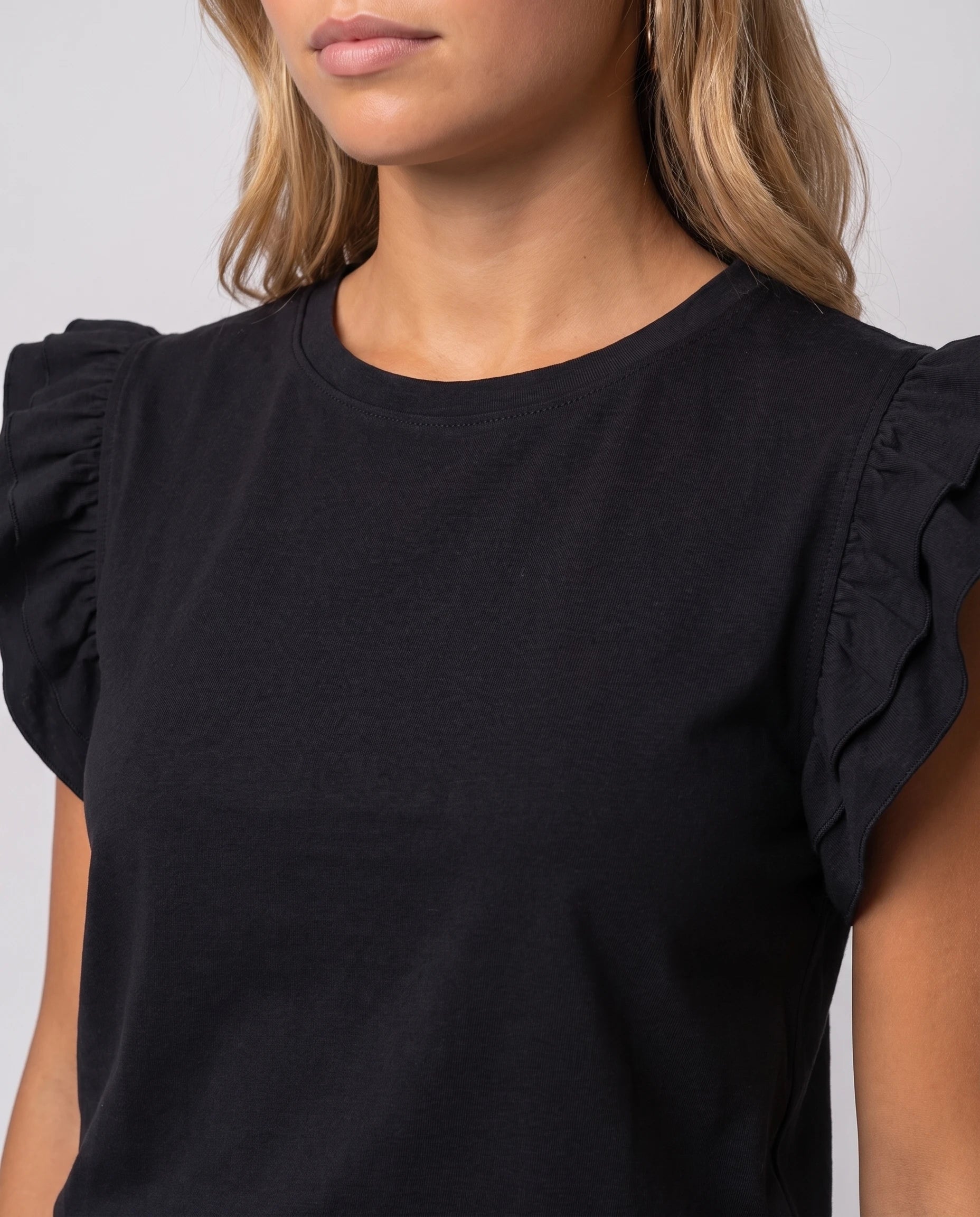 Ensemble top à volants et short Pétronille — Noir — détail volants d'épaule