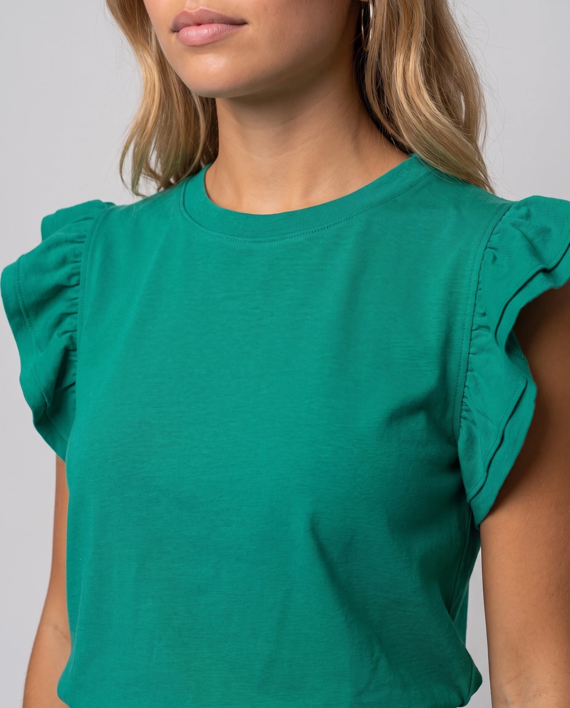 Ensemble top à volants et short Pétronille — Vert Émeraude — détail volants d'épaule