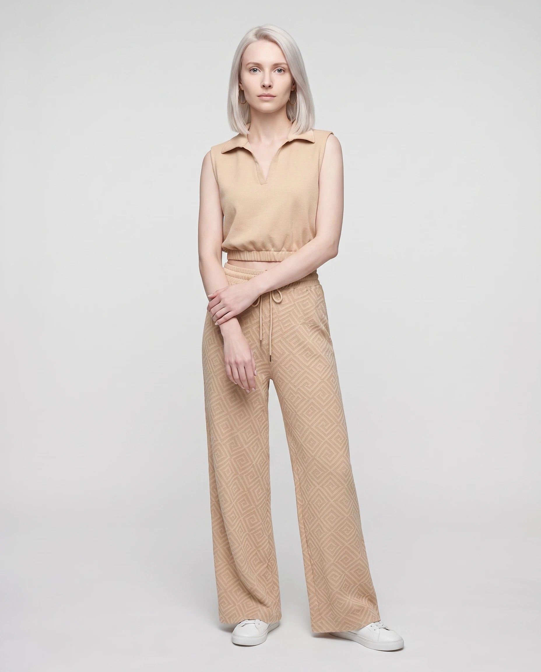 Ensemble top col polo sans manches et pantalon large Gersende — Beige — vue face studio