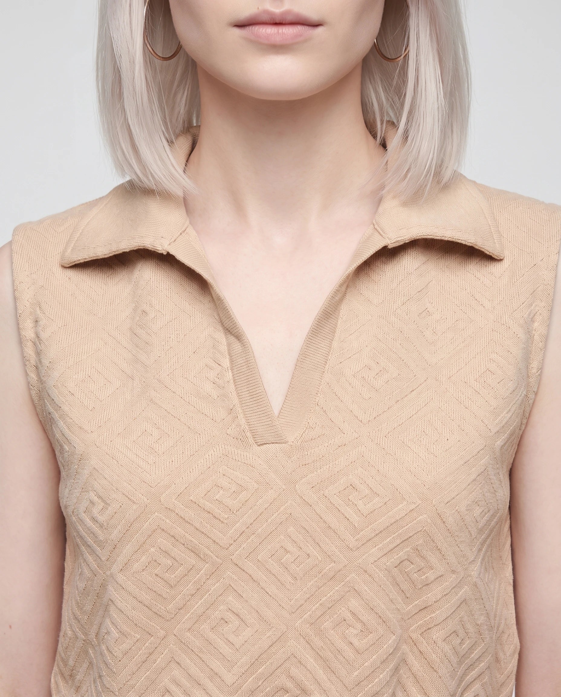 Ensemble top col polo sans manches et pantalon large Gersende — Beige — détail col polo et maille texturée