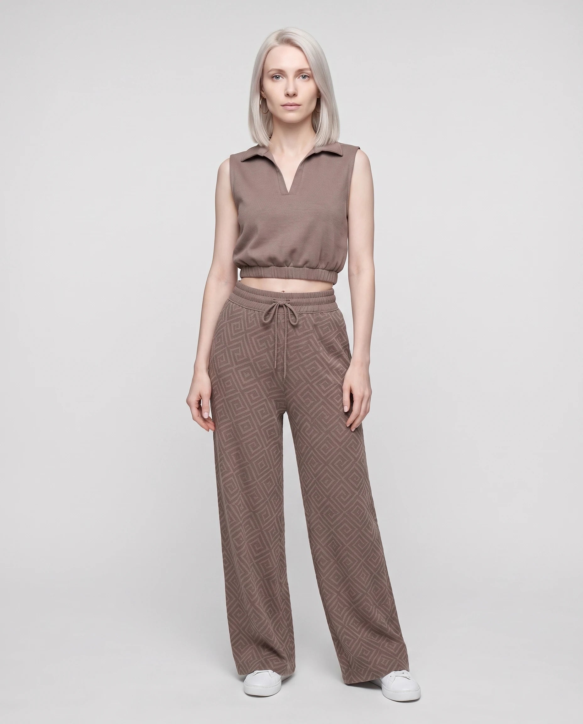 Ensemble top col polo sans manches et pantalon large Gersende — Taupe — vue face studio