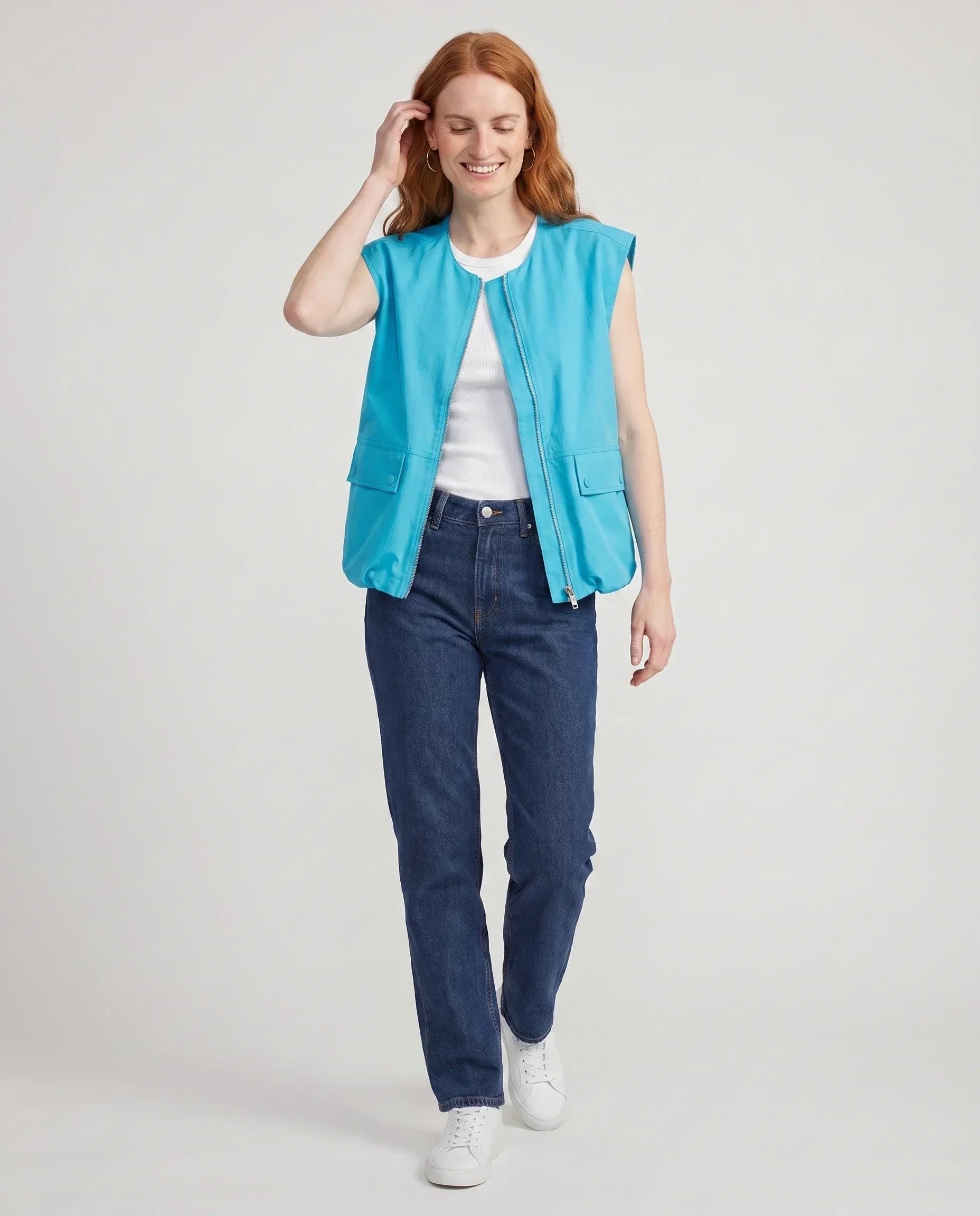 Gilet cargo zippé bleu turquoise Donatienne, vue de face en studio