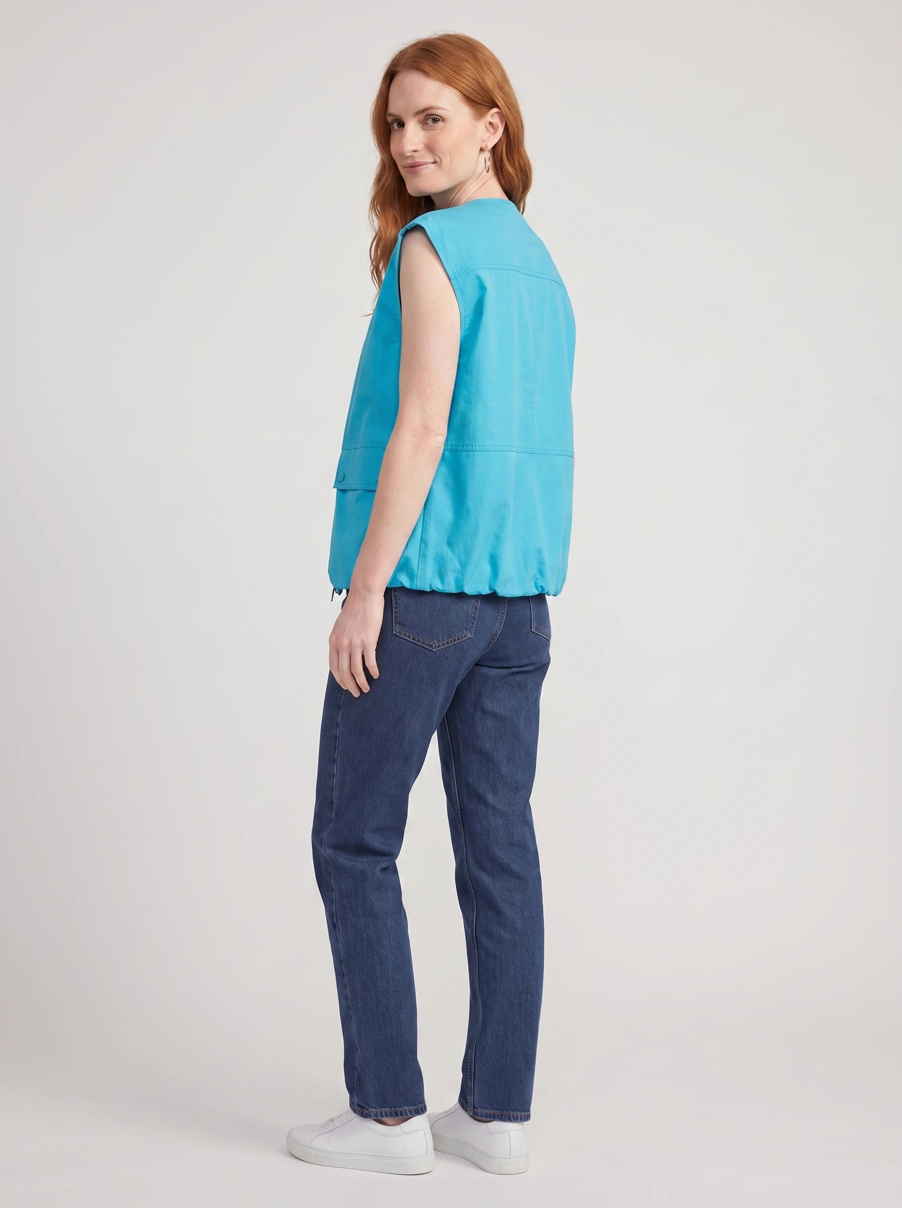 Gilet cargo zippé bleu turquoise Donatienne, vue de trois quarts en studio