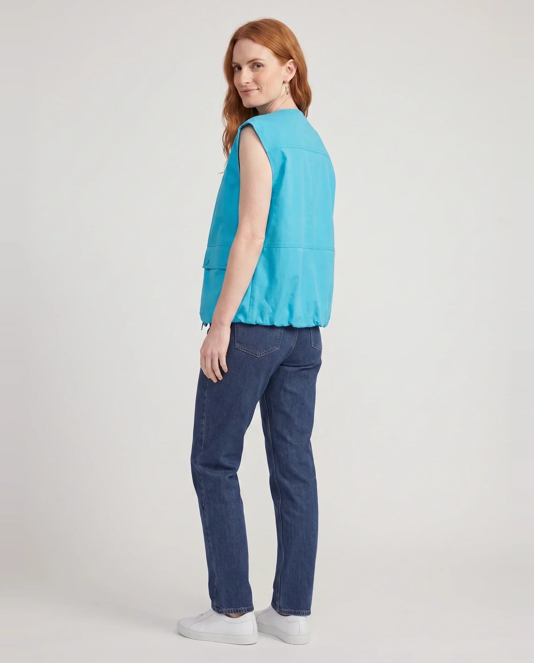 Gilet cargo zippé bleu turquoise Donatienne, vue de trois quarts en studio