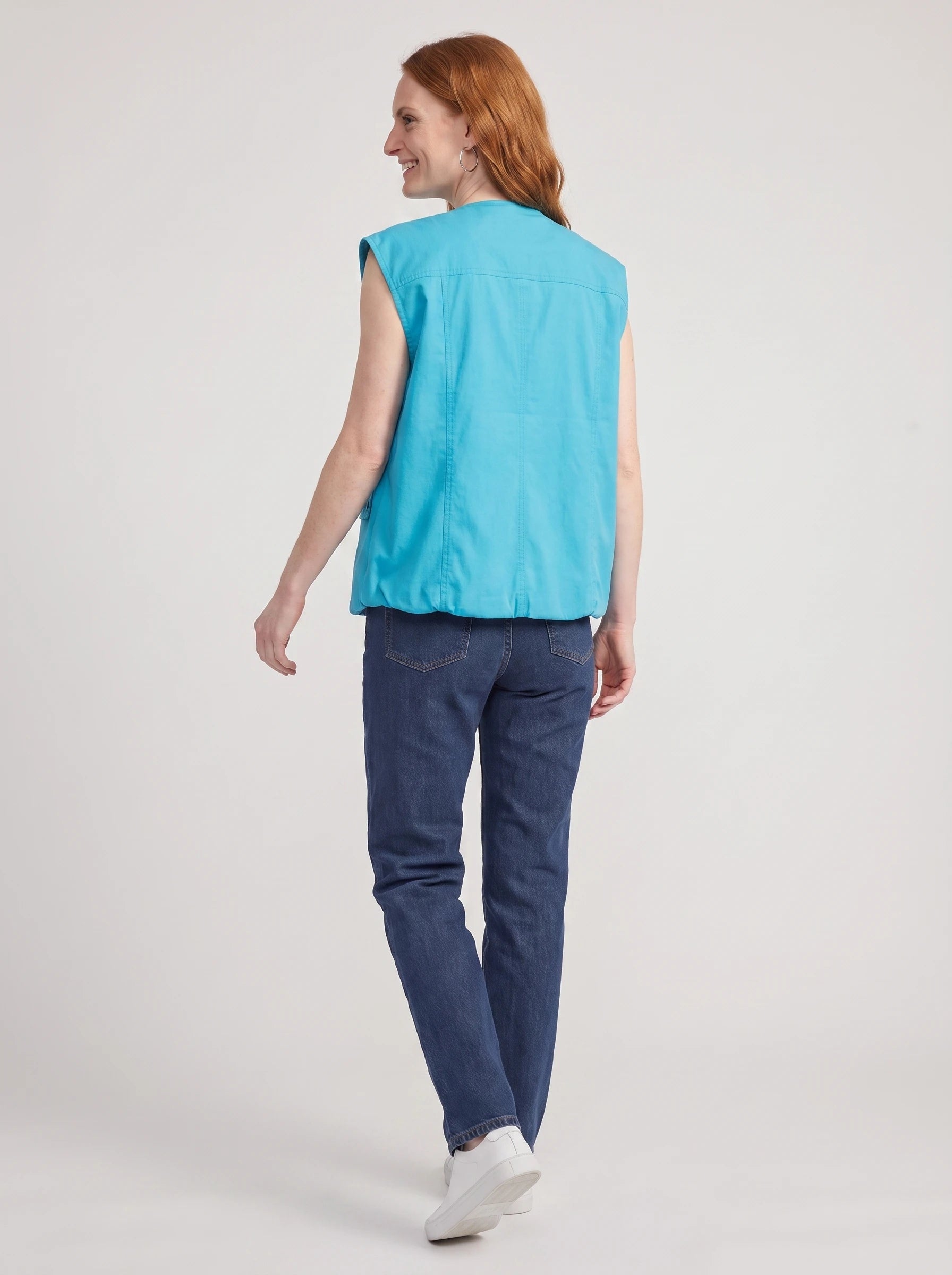 Gilet cargo zippé bleu turquoise Donatienne, vue de dos en studio