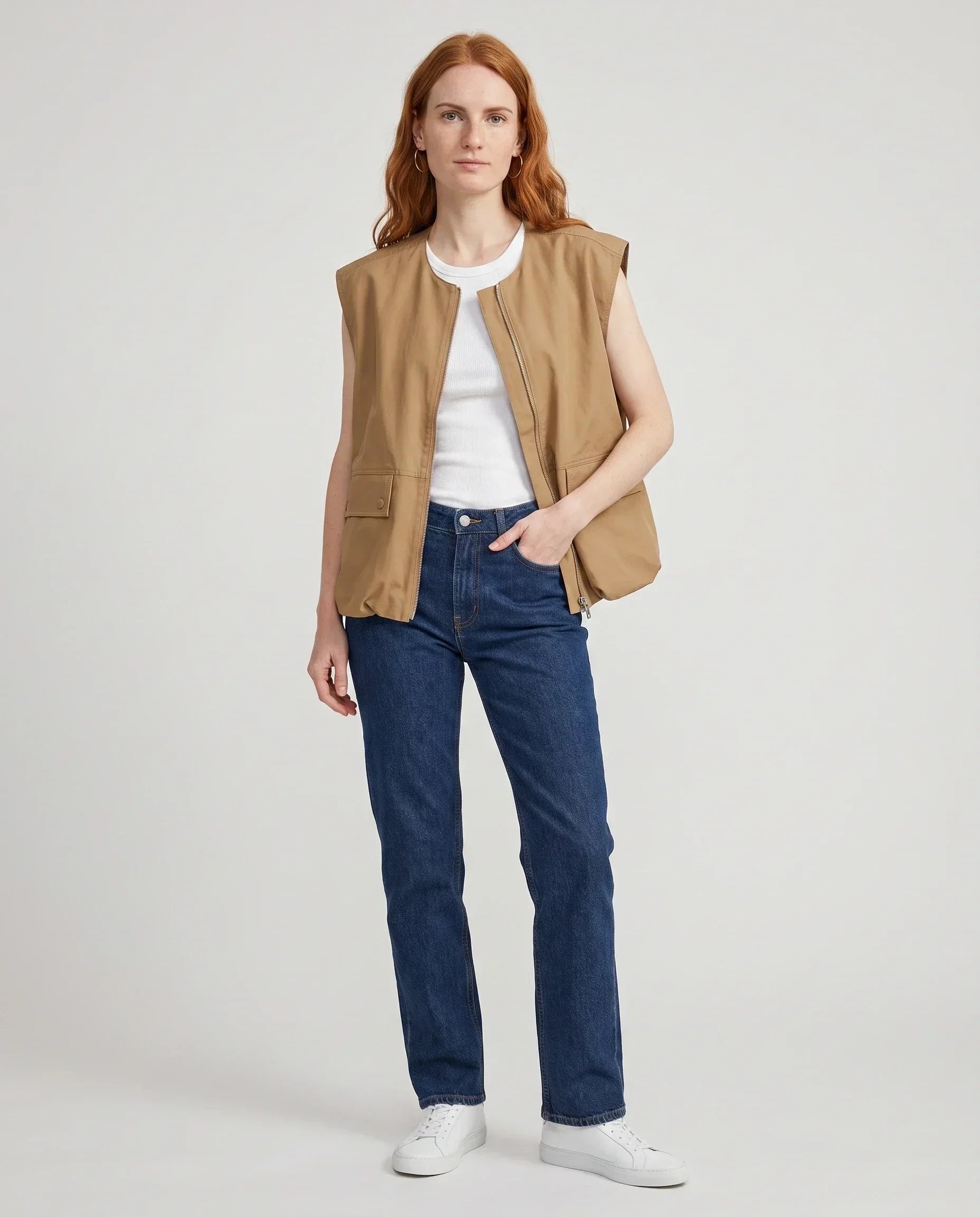 Gilet cargo zippé camel Donatienne, vue de face en studio