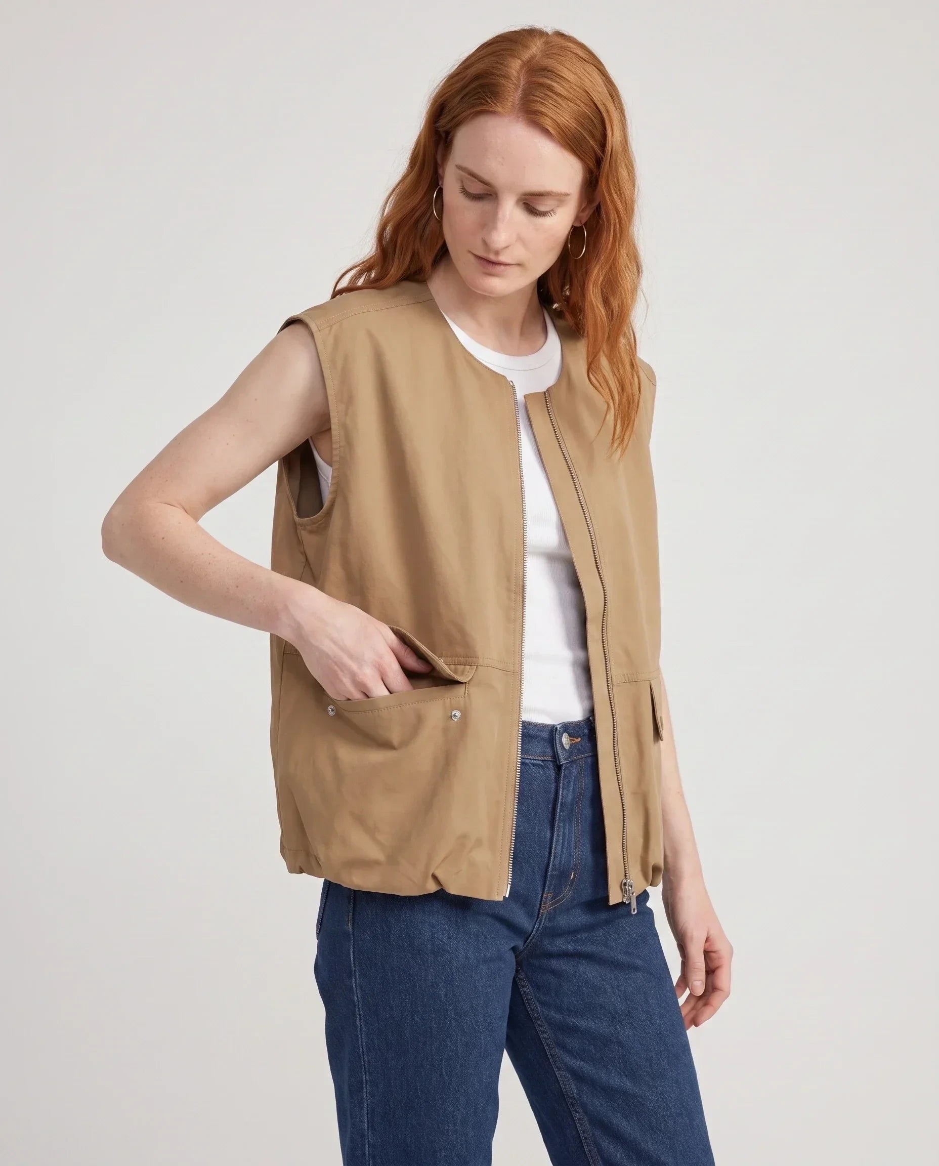 Gilet cargo zippé camel Donatienne, vue de trois quarts en studio