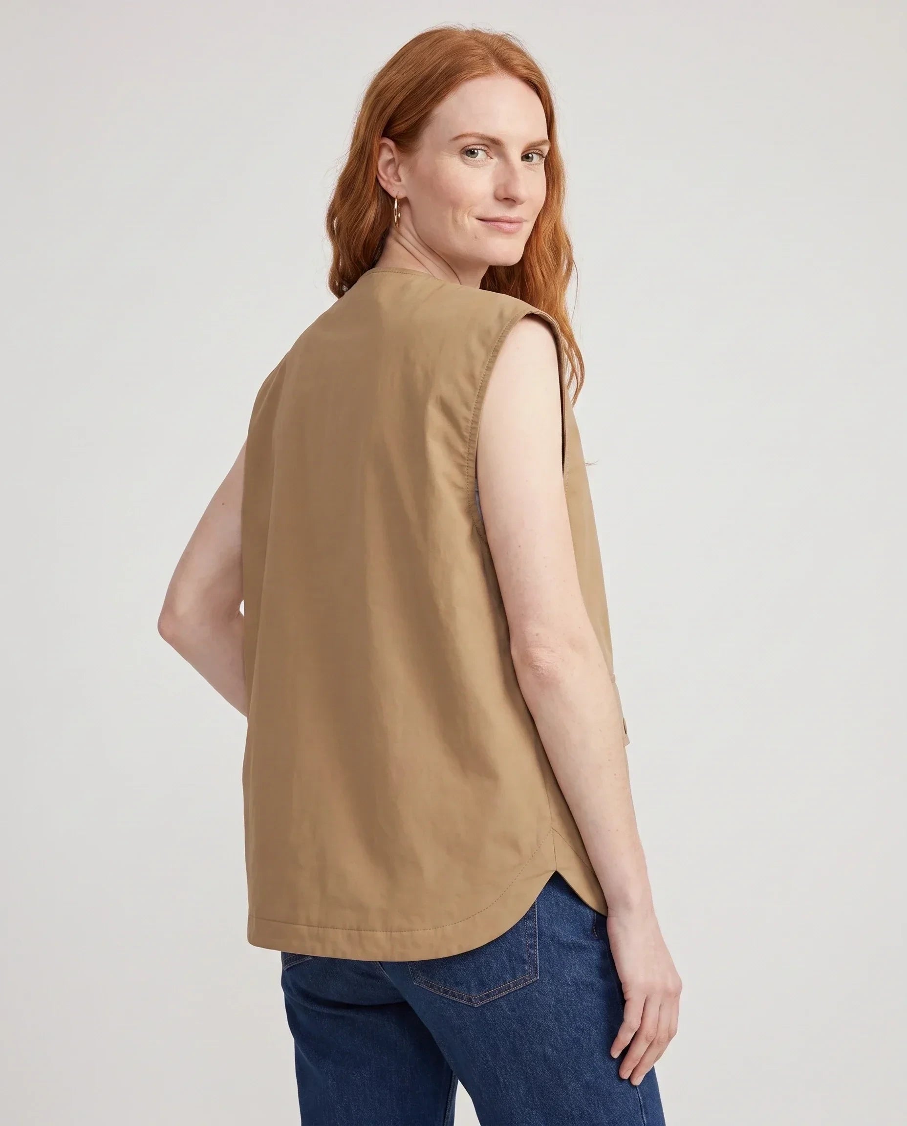 Gilet cargo zippé camel Donatienne, vue de dos en studio