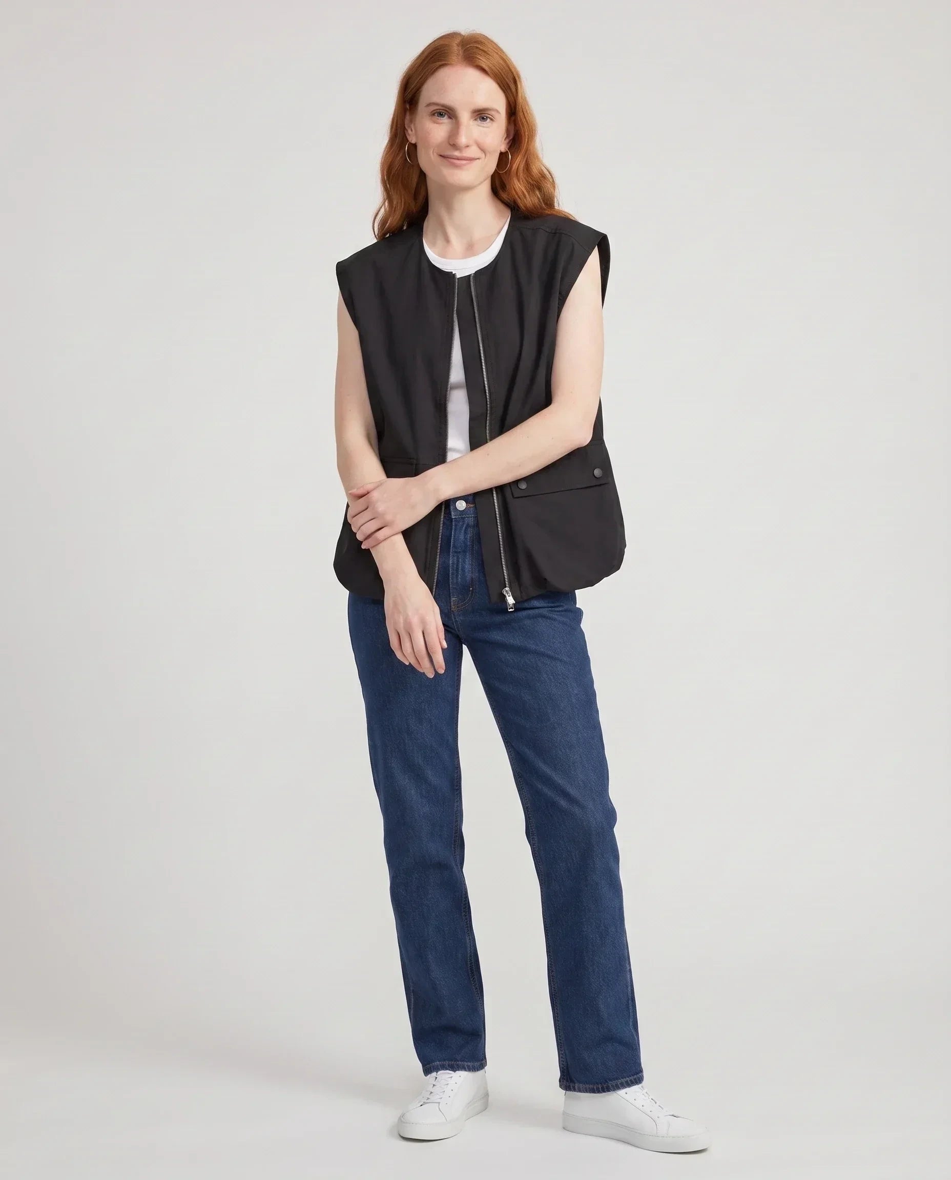 Gilet cargo zippé noir Donatienne, vue de face en studio