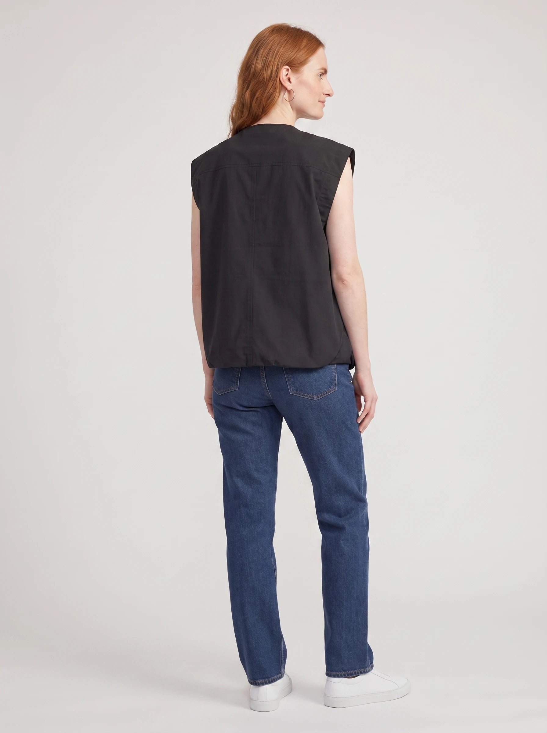 Gilet cargo zippé noir Donatienne, vue de dos en studio