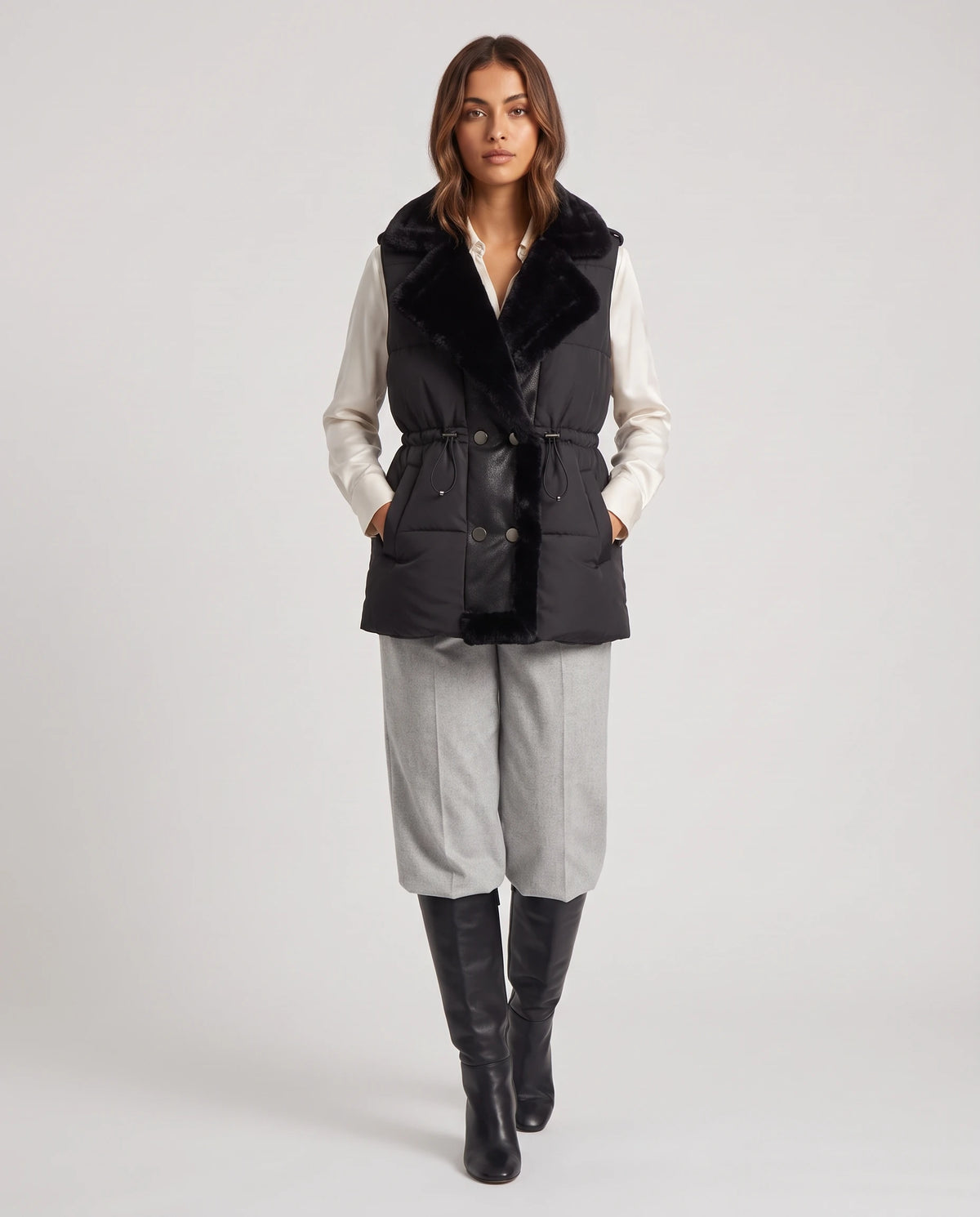 Gilet sans manches à col fausse fourrure Zélia Noir, vue de face en pied