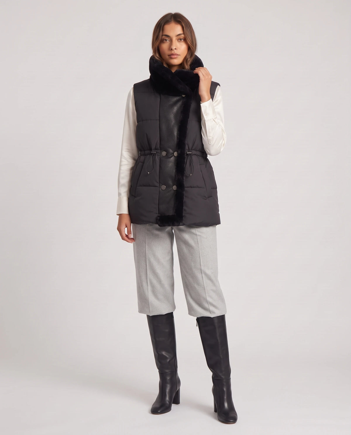 Gilet sans manches à col fausse fourrure Zélia Noir, col en fausse fourrure relevé, vue de trois quarts