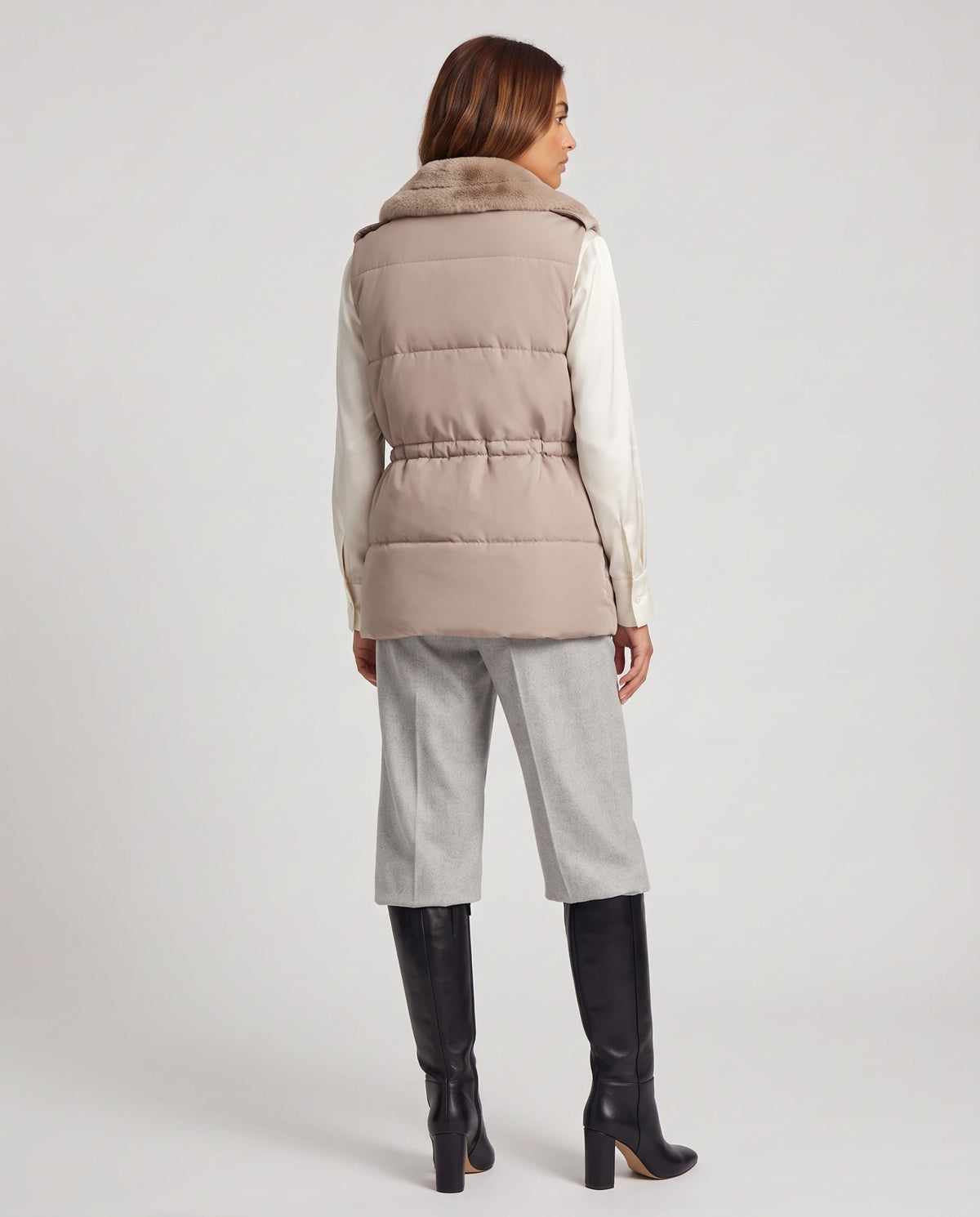 Gilet sans manches à col fausse fourrure Zélia Taupe Clair, vue de dos, col relevé et cordon de taille