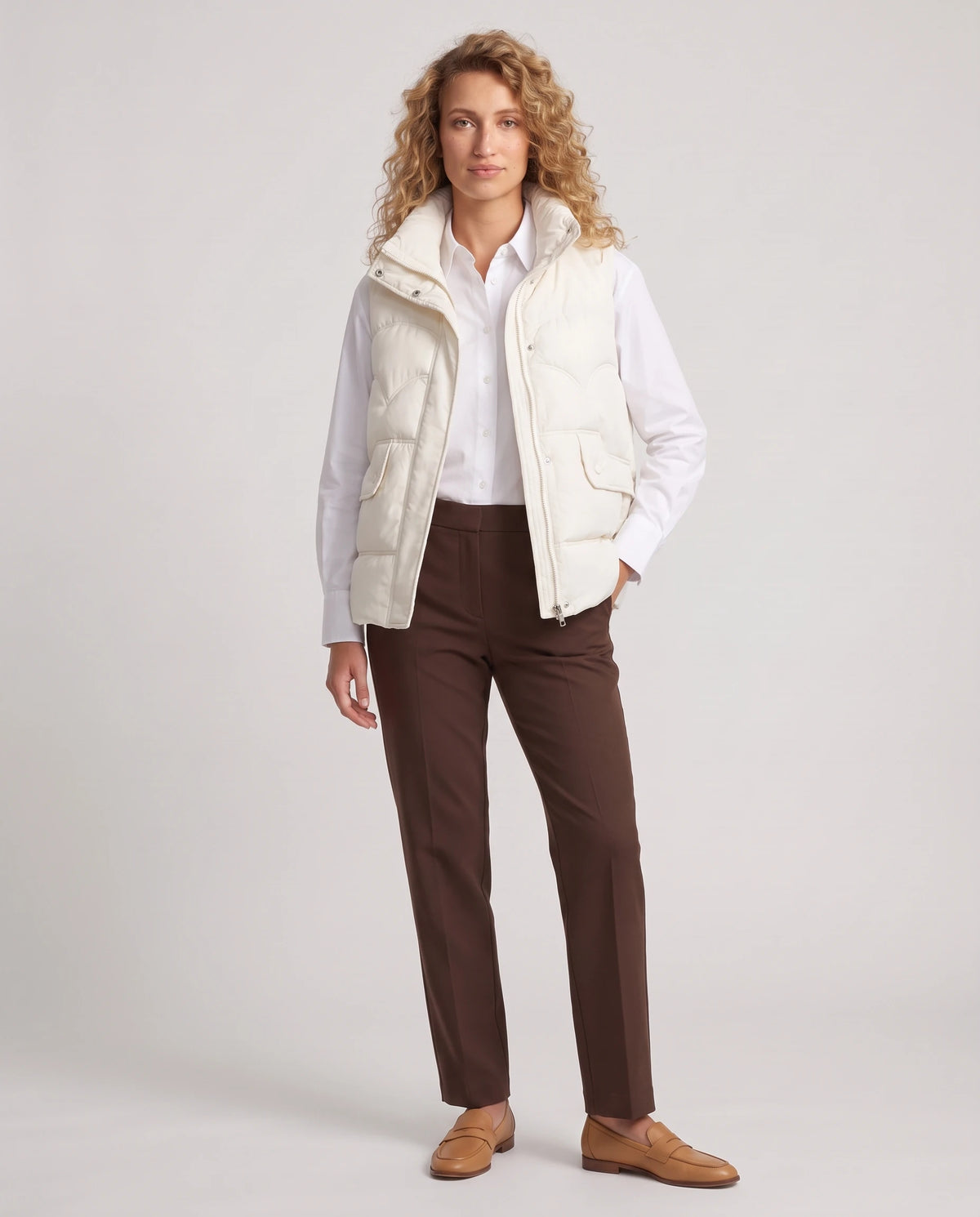 Gilet matelassé court à col montant Sylvie en Écru, porté ouvert sur une chemise blanche, doublure unie visible