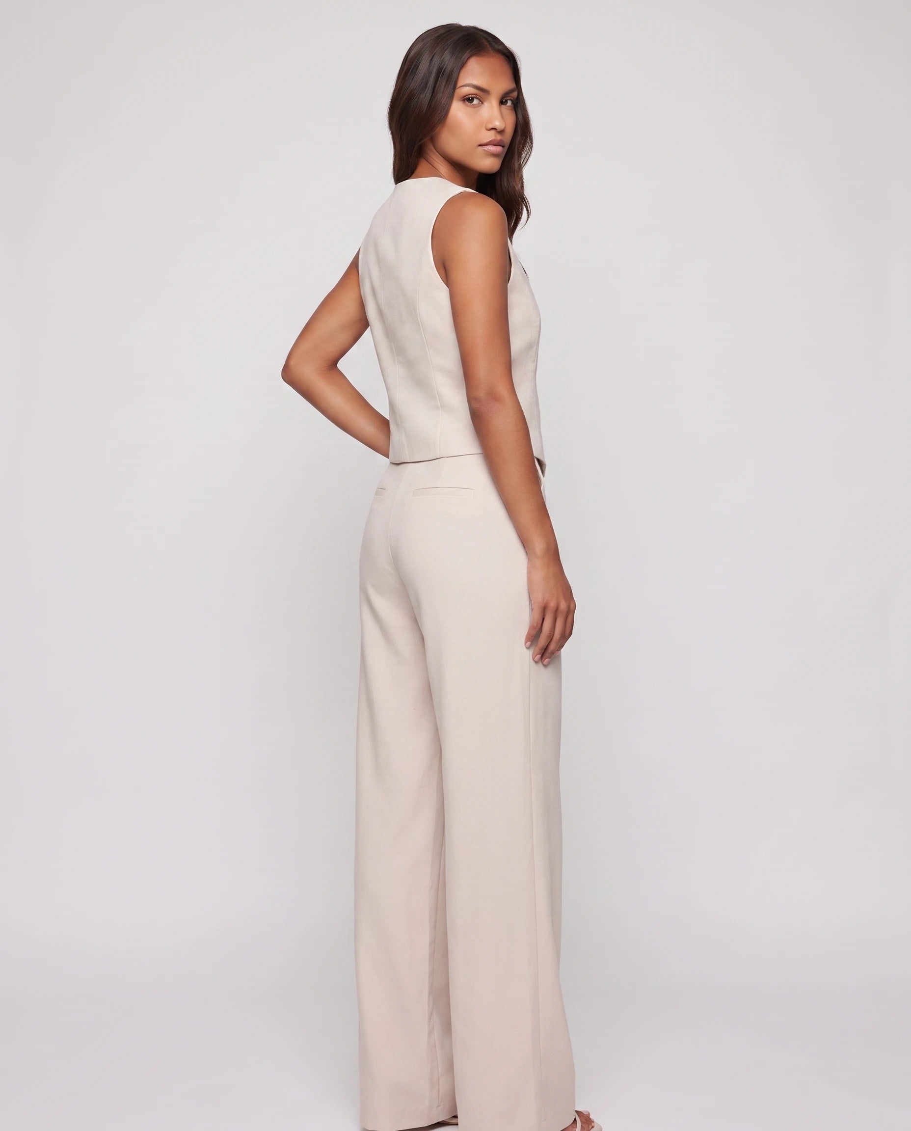 Ensemble gilet croisé et pantalon large beige — vue de dos