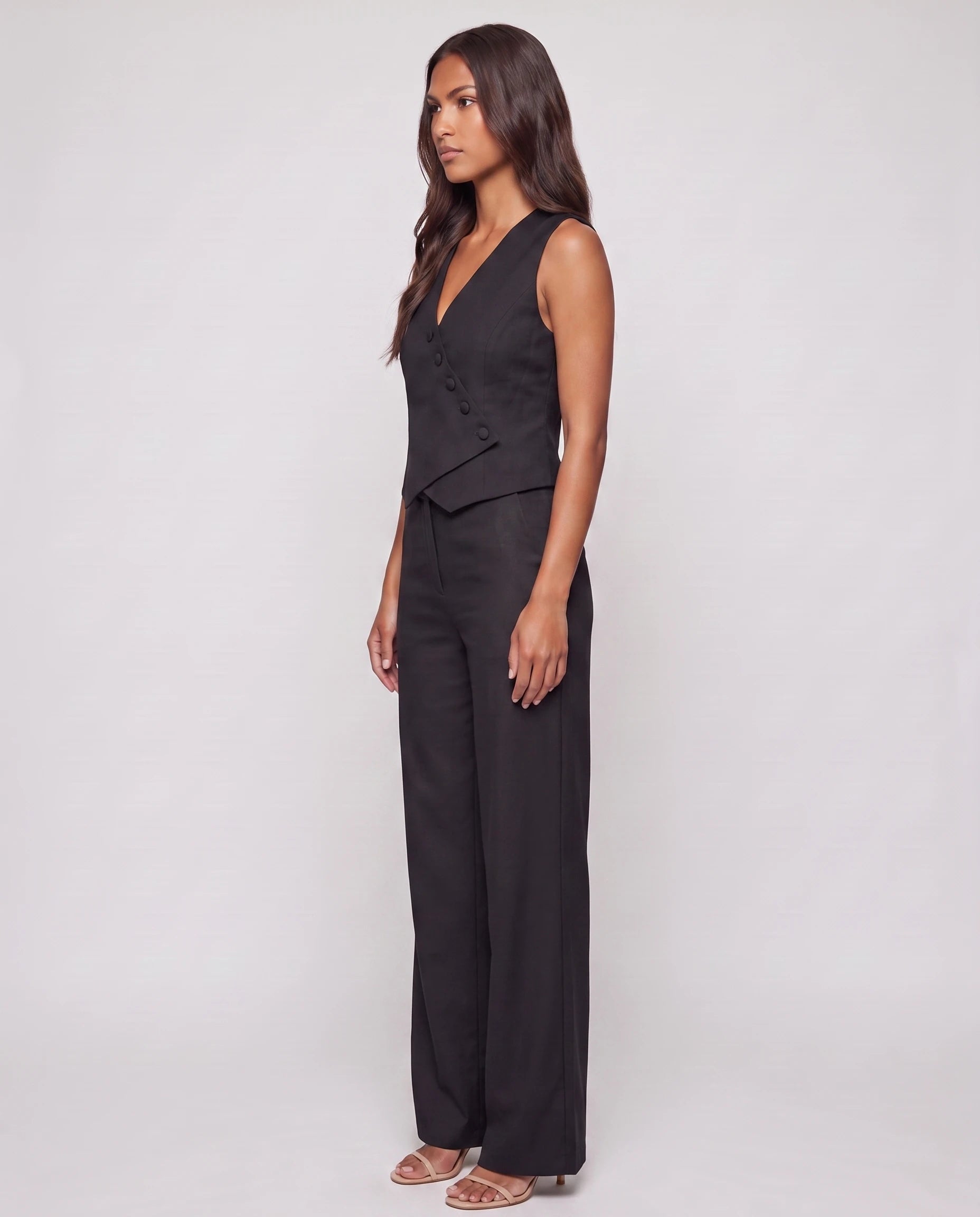 Ensemble gilet croisé et pantalon large noir — profil