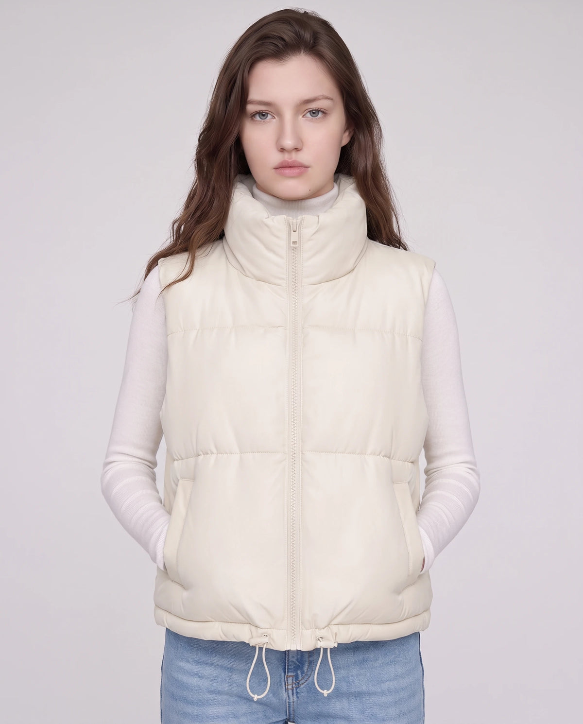 Gilet matelassé cropped à col montant et ourlet à cordon Lydie en Blanc Cassé, plan rapproché, zippé au menton, cordons d'ourlet