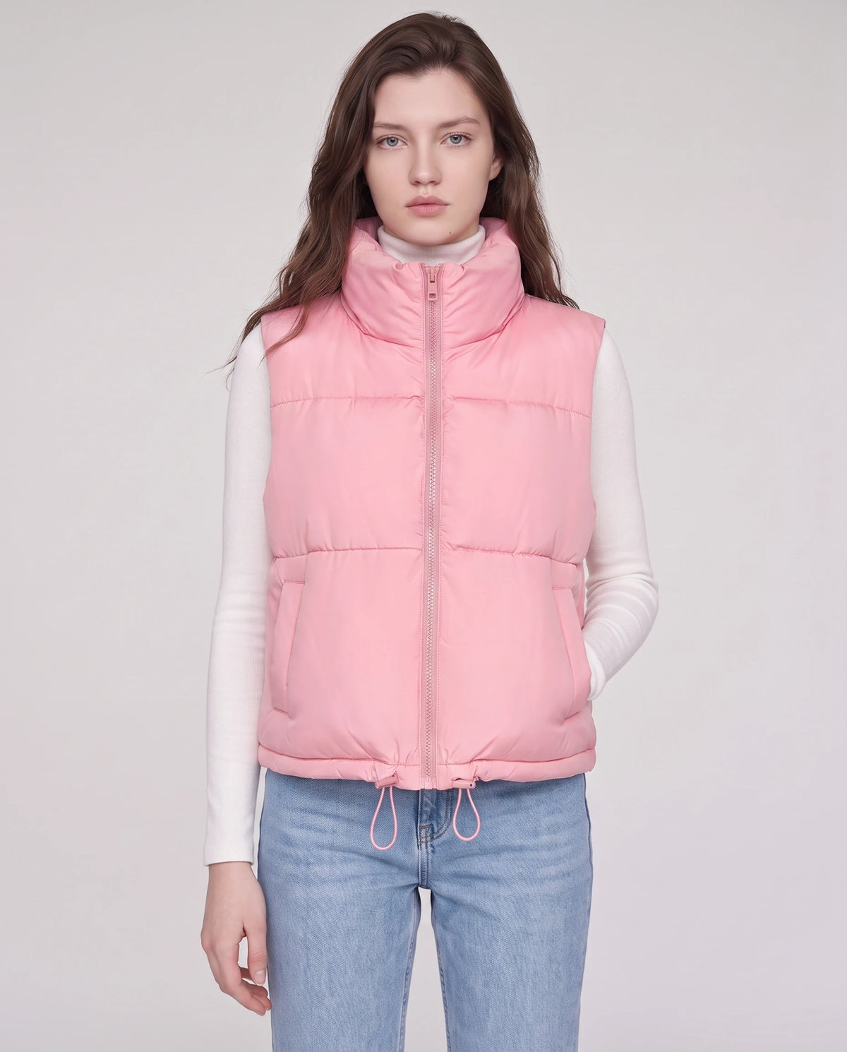 Gilet matelassé cropped à col montant et ourlet à cordon Lydie en Rose, plan rapproché, zippé au menton, cordons d'ourlet