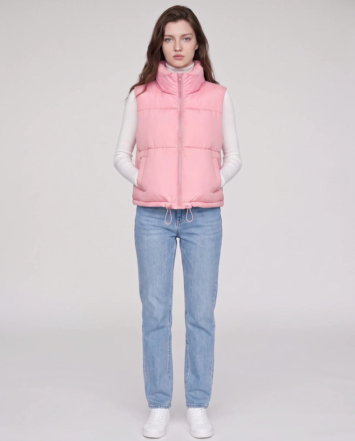 Gilet matelassé cropped à col montant et ourlet à cordon Lydie en Rose, vue de face en pied, zippé au menton