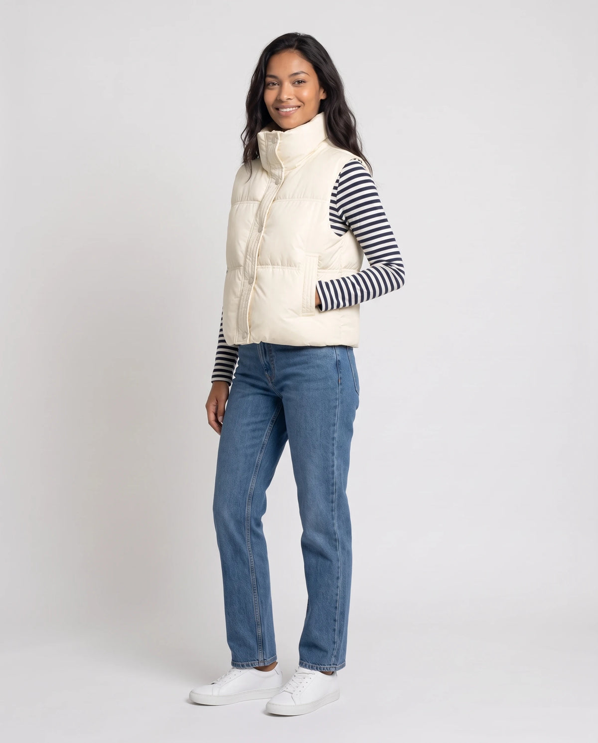 Gilet matelassé cropped à col montant et patte à pressions Soline en Blanc Cassé, vue de trois quarts, col montant