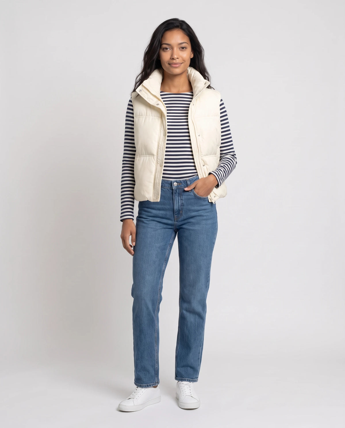 Gilet matelassé cropped à col montant et patte à pressions Soline en Blanc Cassé, porté ouvert sur une marinière, pressions et zip ouverts