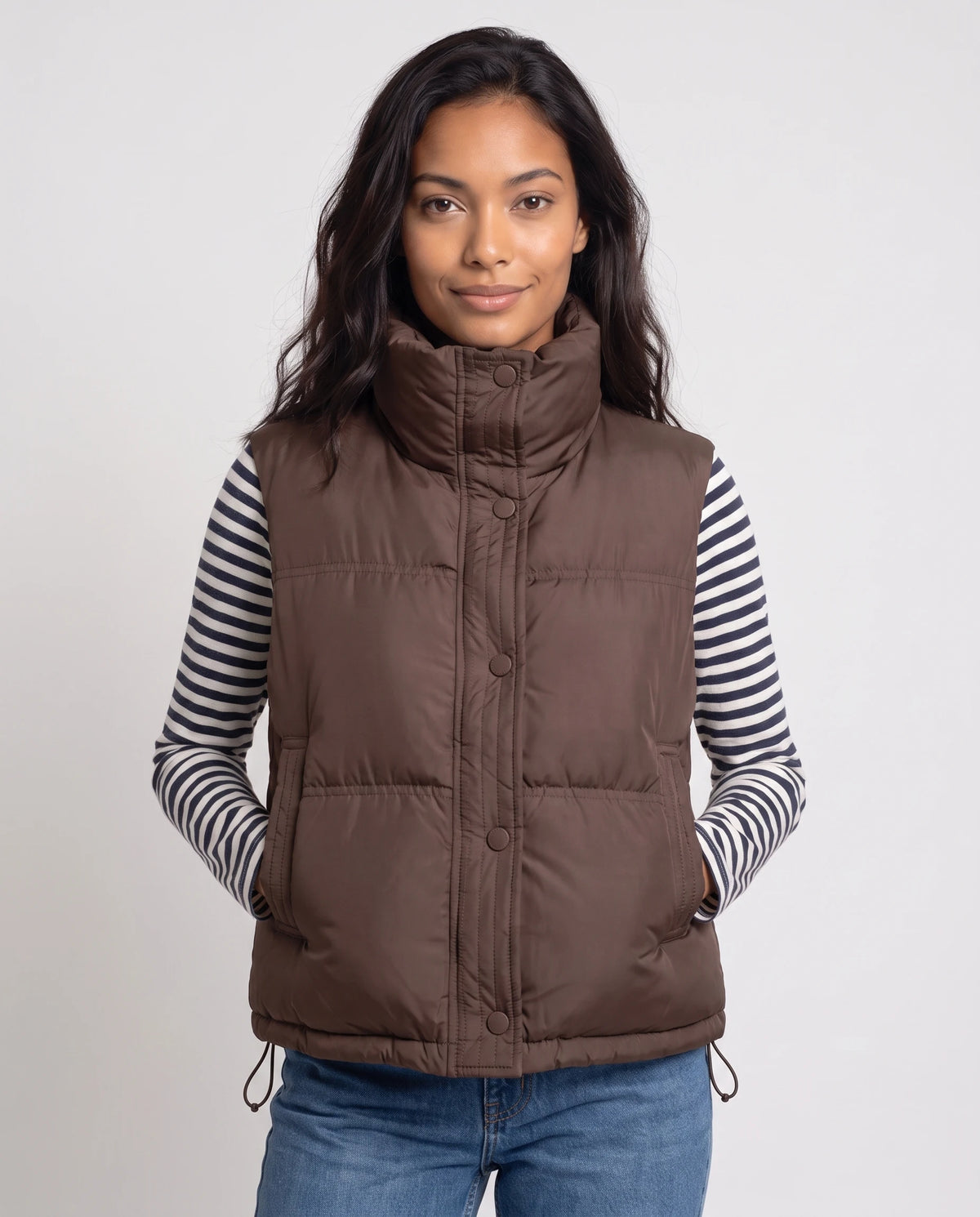 Gilet matelassé cropped à col montant et patte à pressions Soline en Marron, plan rapproché, col pressionné, patte à pressions