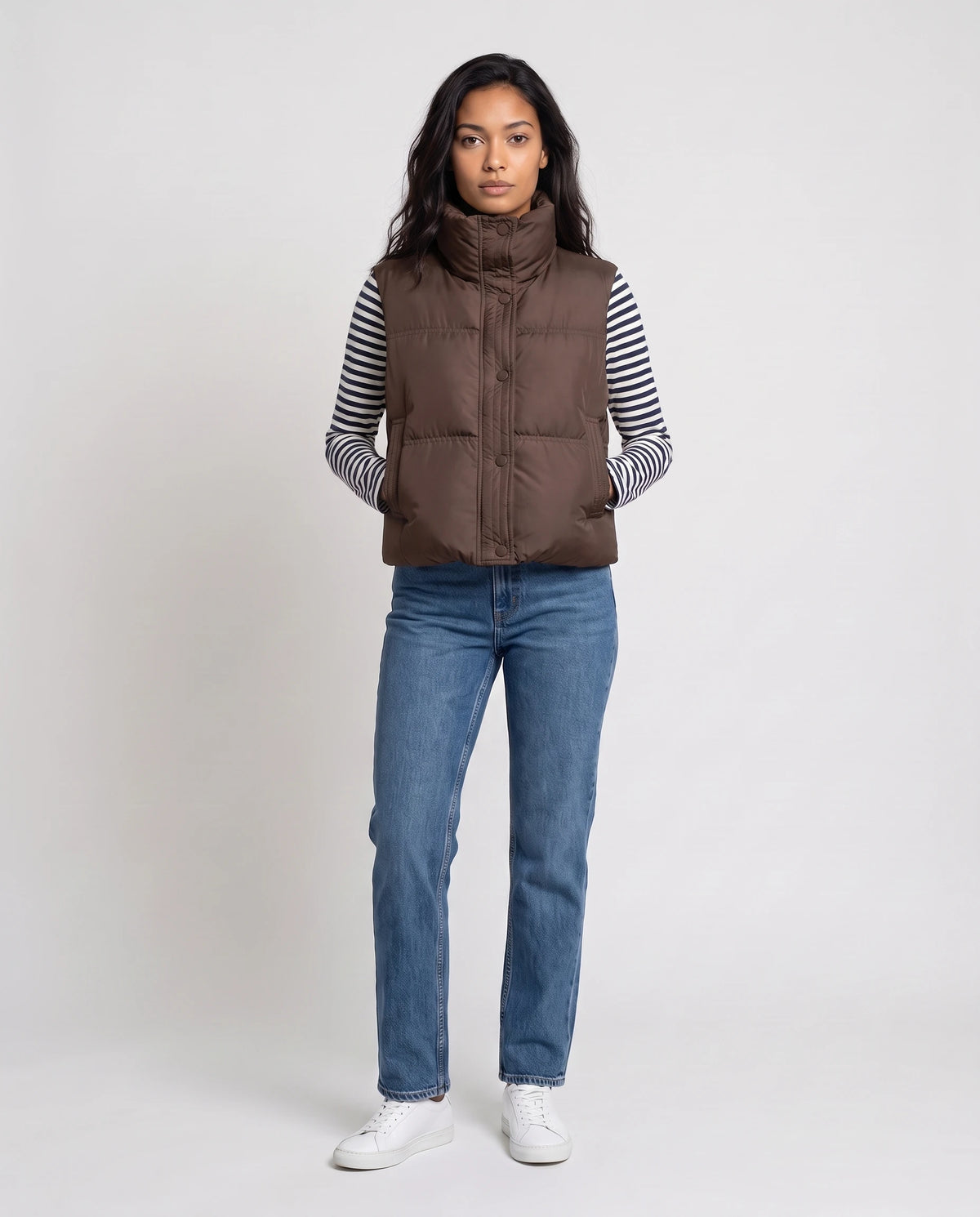Gilet matelassé cropped à col montant et patte à pressions Soline en Marron, vue de face en pied, fermé au menton