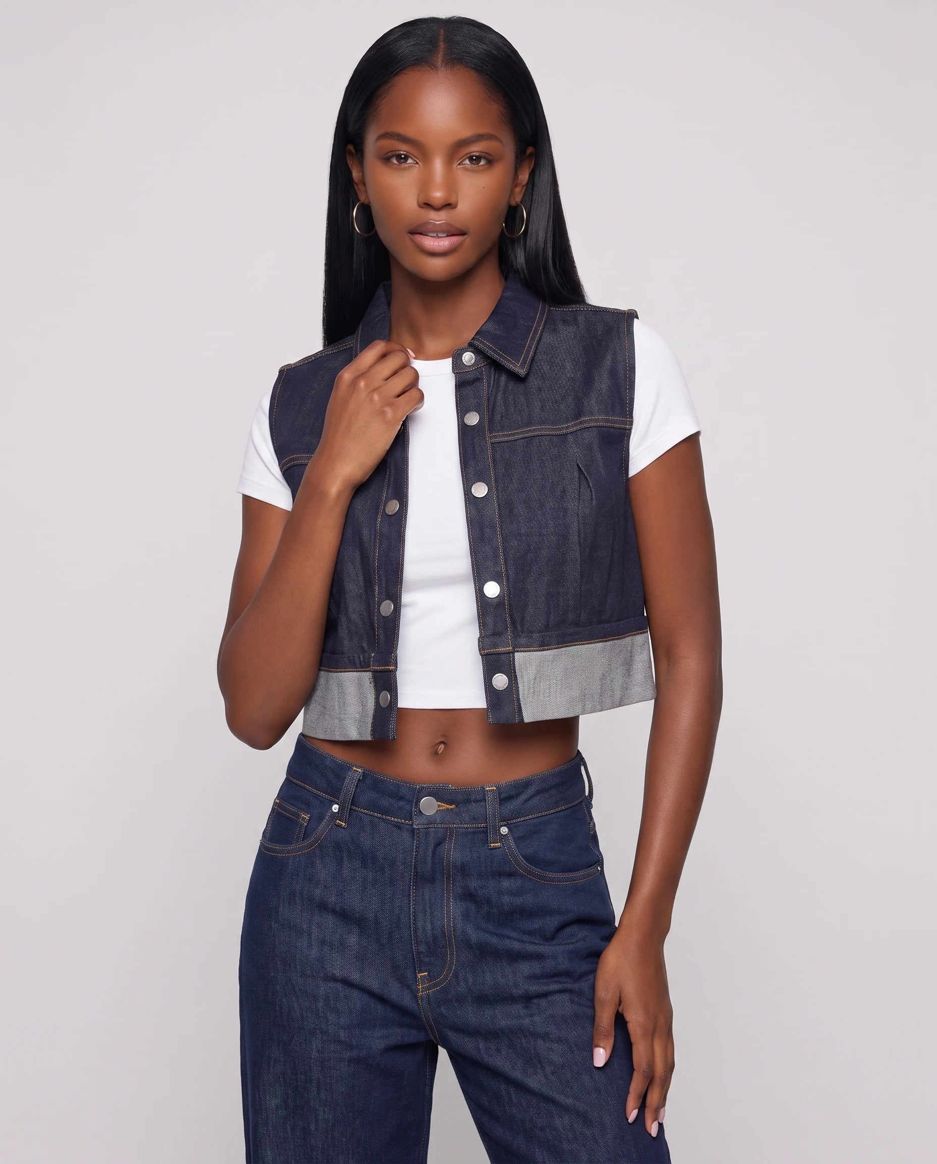Gilet en jean à ourlet contrasté indigo brut Perle, plan rapproché en studio