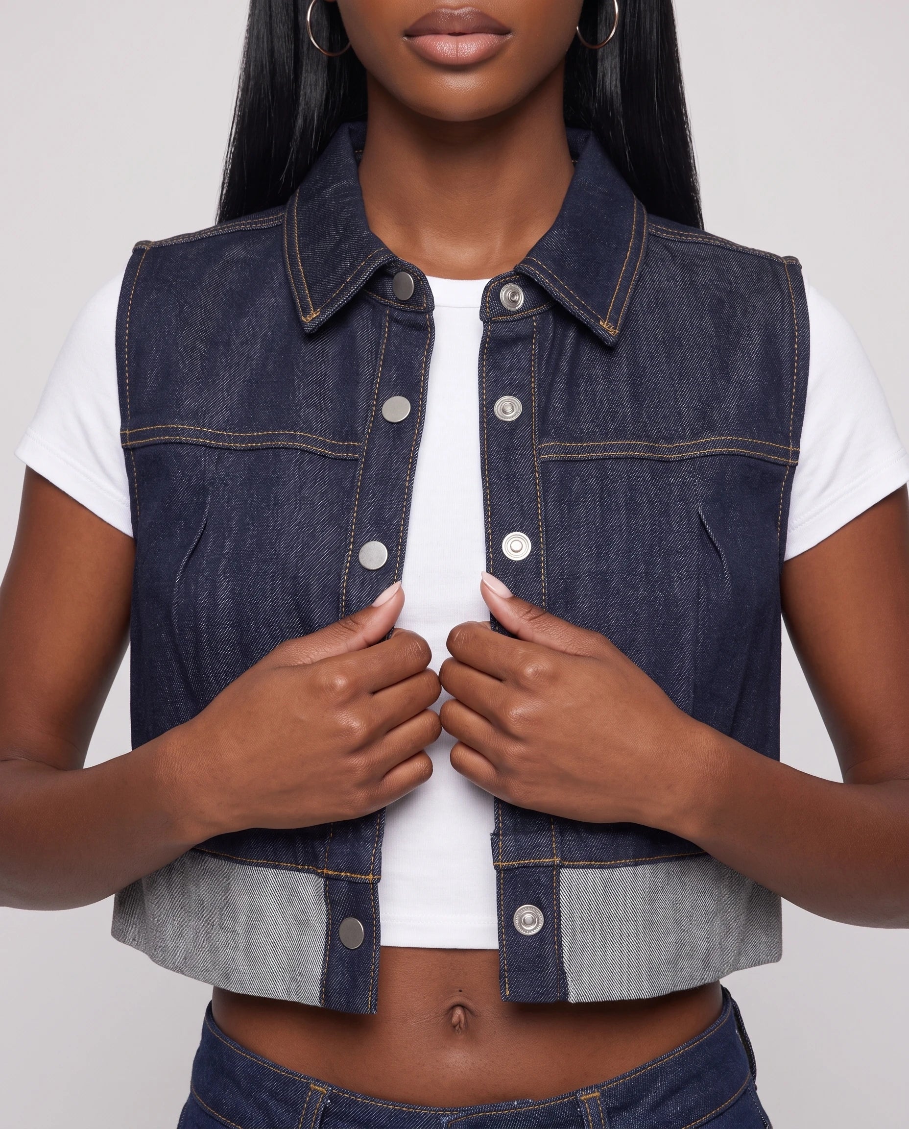 Gilet en jean indigo brut Perle, détail des pressions argentées et de l'ourlet chambray