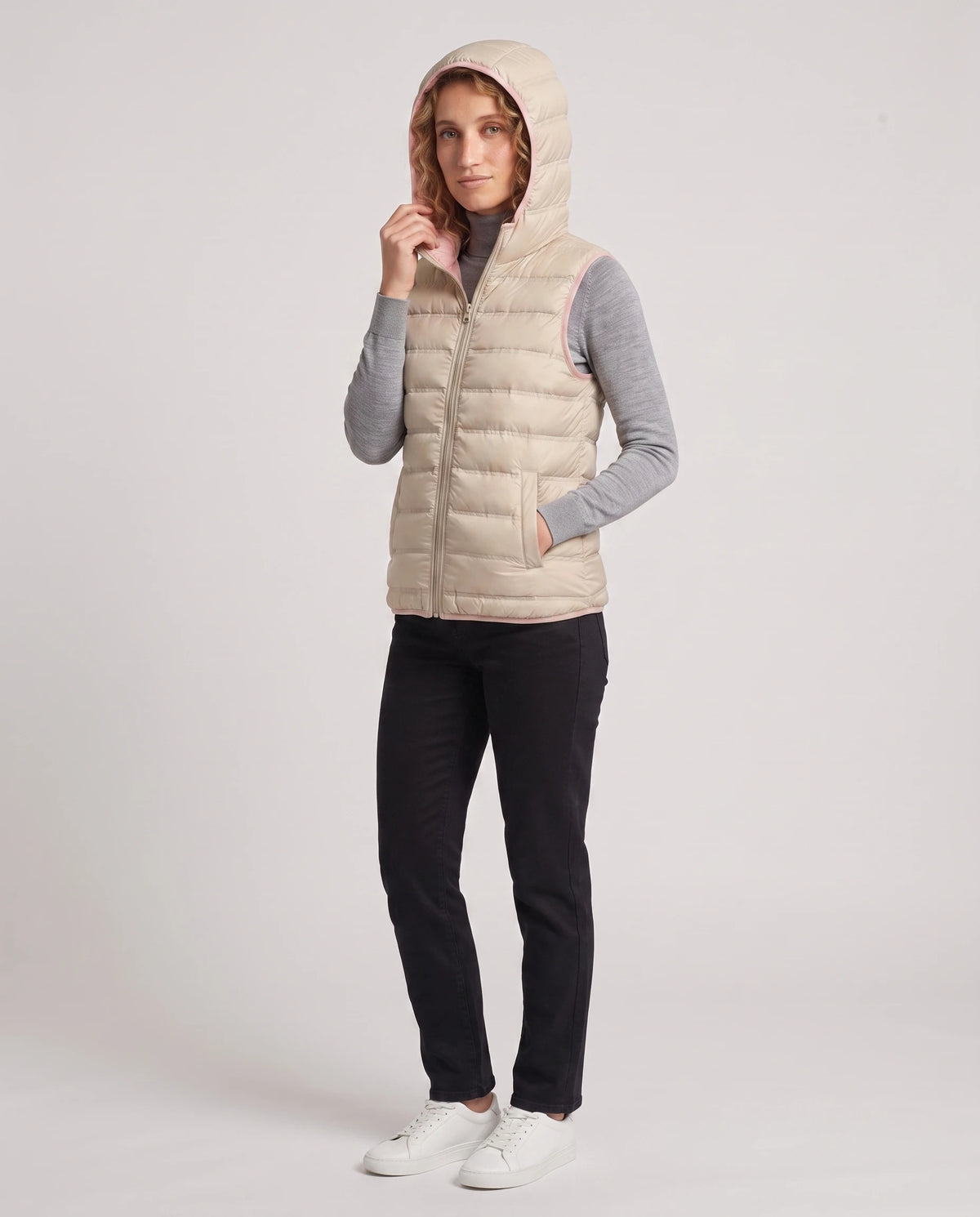 Gilet matelassé léger à capuche et doublure contrastée Laurence en Beige, vue de trois quarts, capuche relevée montrant la doublure