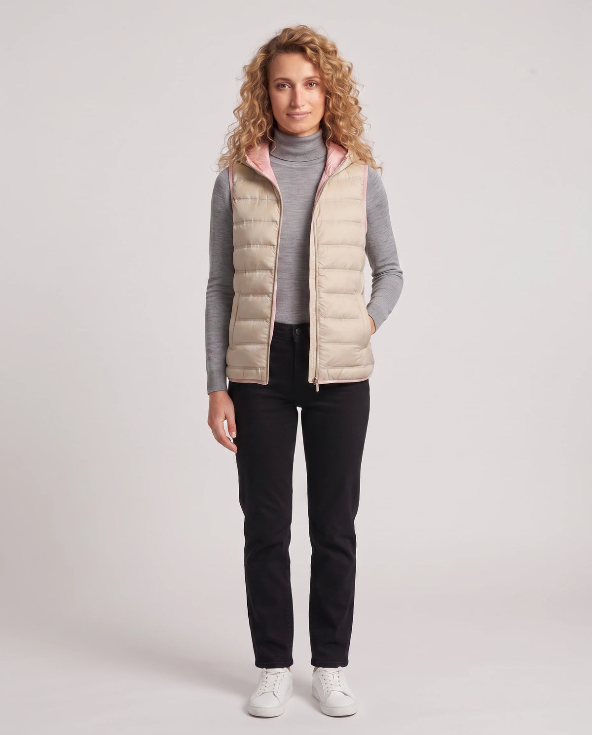 Gilet matelassé léger à capuche et doublure contrastée Laurence en Beige, porté ouvert, doublure contrastée apparente