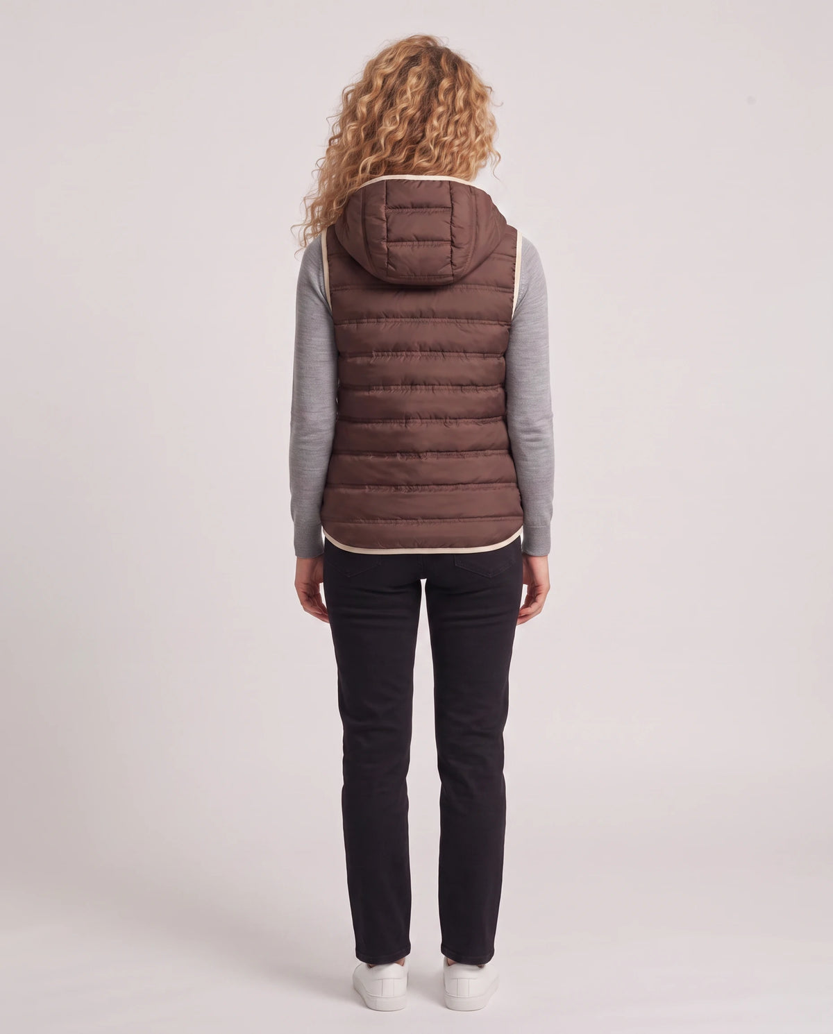 Gilet matelassé léger à capuche et doublure contrastée Laurence en Marron, vue de dos, capuche baissée, canaux thermosoudés