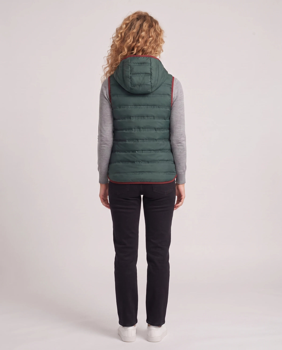 Gilet matelassé léger à capuche et doublure contrastée Laurence en Vert Sapin, vue de dos, capuche baissée, canaux thermosoudés