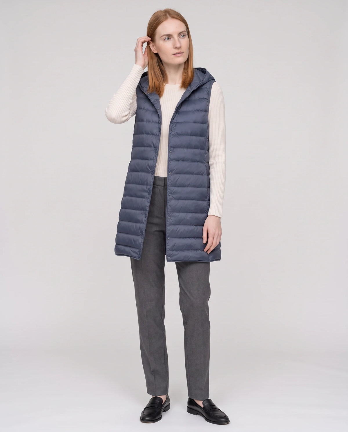 Gilet long sans manches à capuche Lorette Bleu Ardoise, vue de face en pied