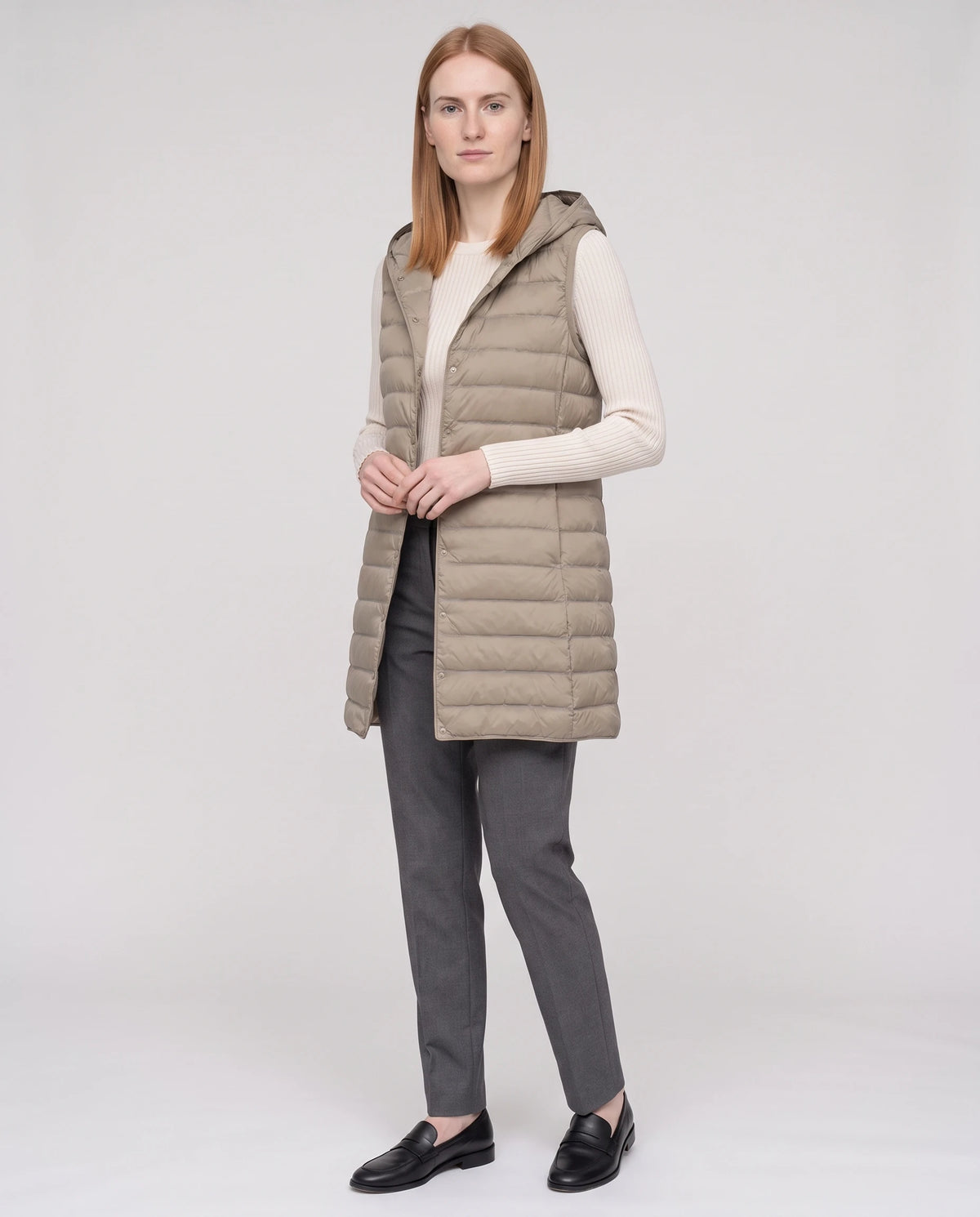 Gilet long sans manches à capuche Lorette Grège, vue de face en pied