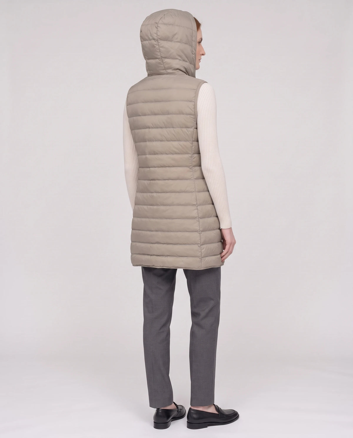 Gilet long sans manches Lorette Grège, capuche relevée, vue de dos