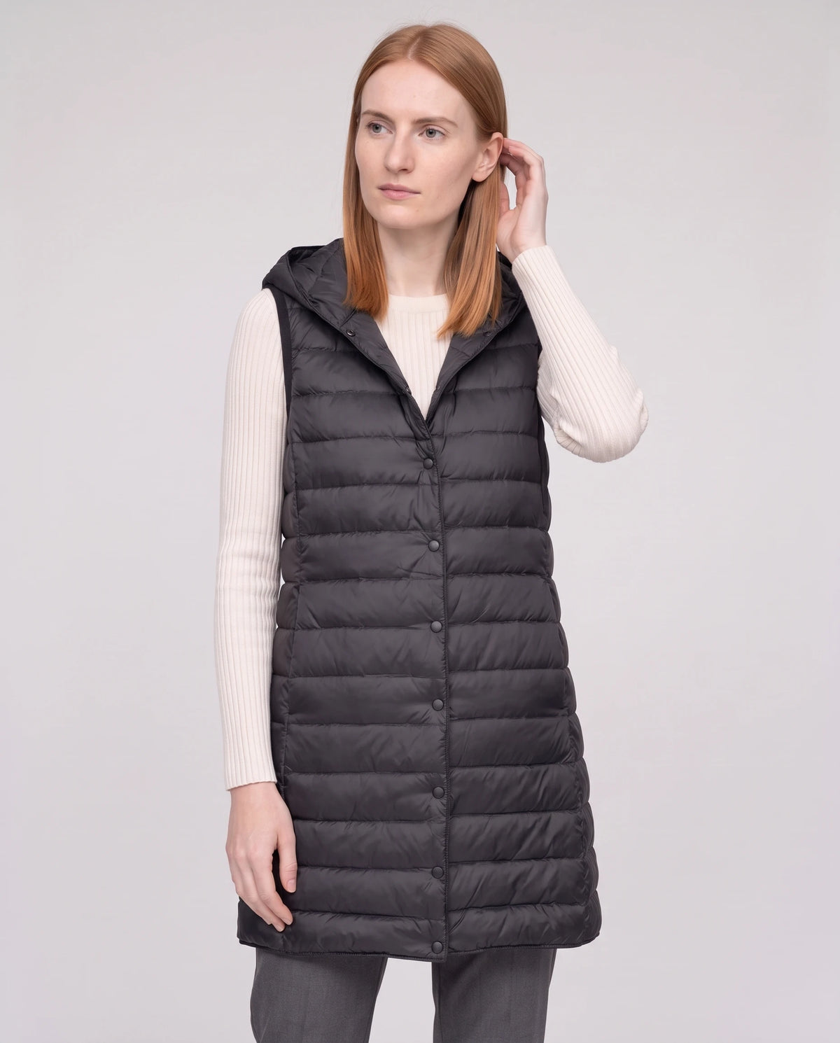Gilet long sans manches à capuche Lorette Noir, vue de face rapprochée