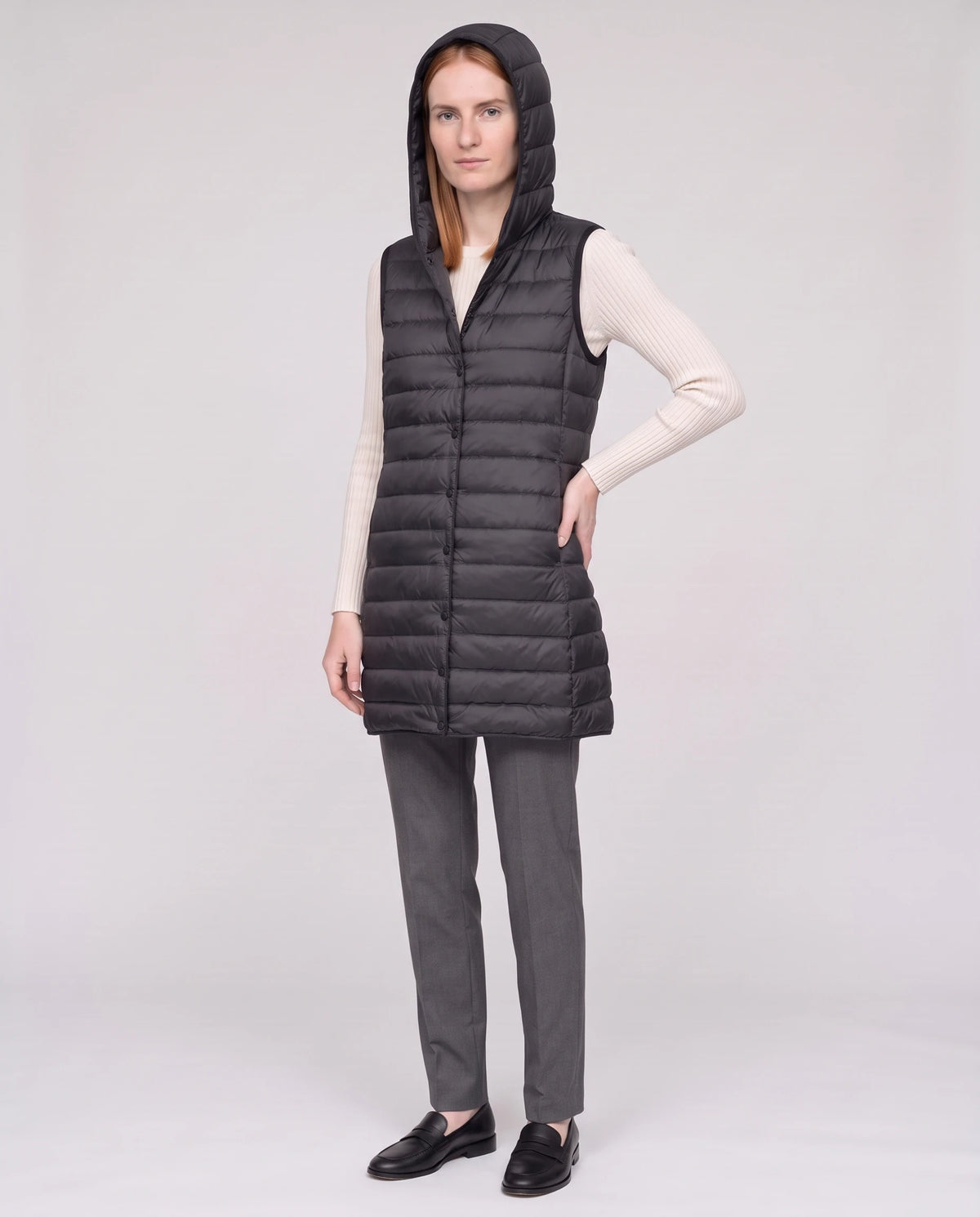 Gilet long sans manches Lorette Noir, capuche relevée, vue de trois quarts